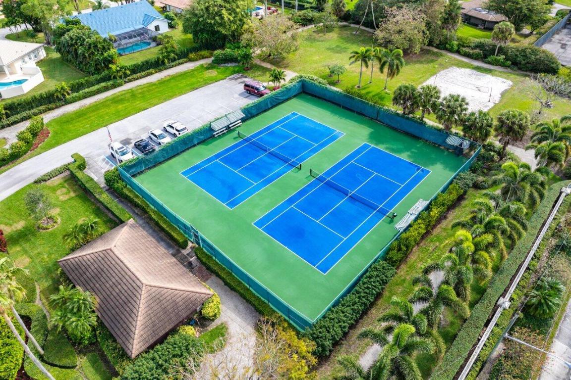 100 N Country Club Boulevard, Atlantis