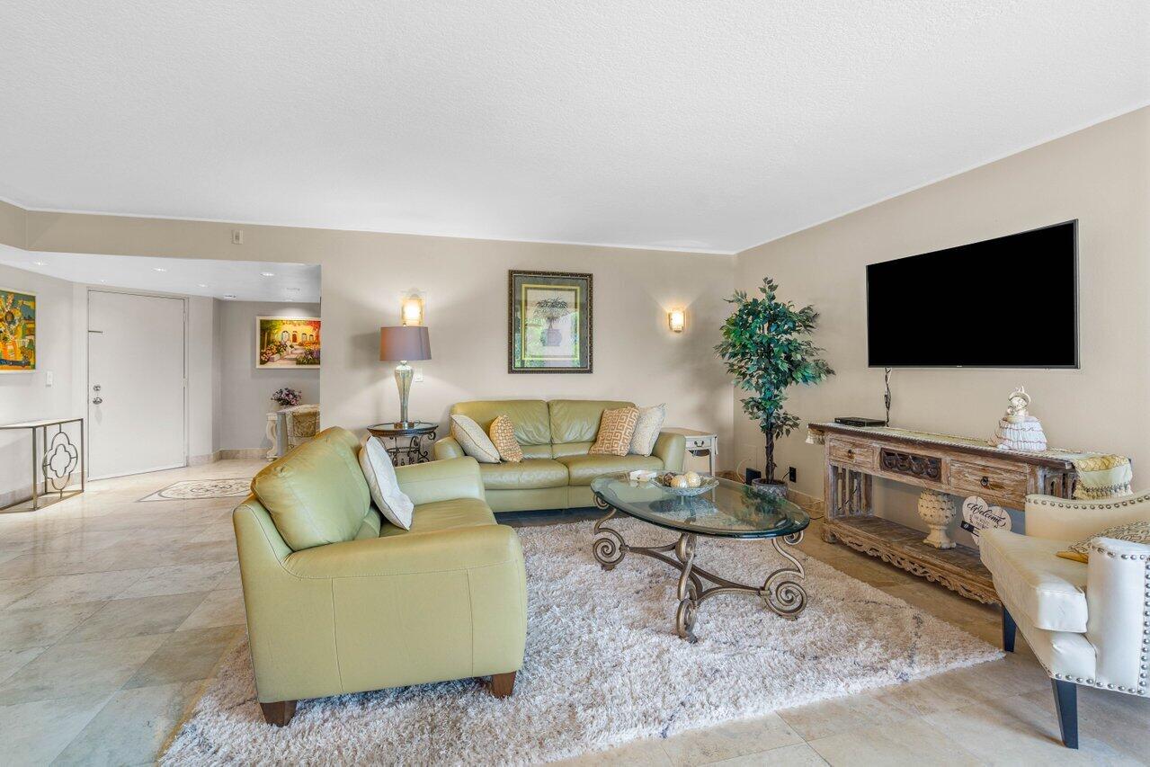 2455 Lindell Boulevard 3402