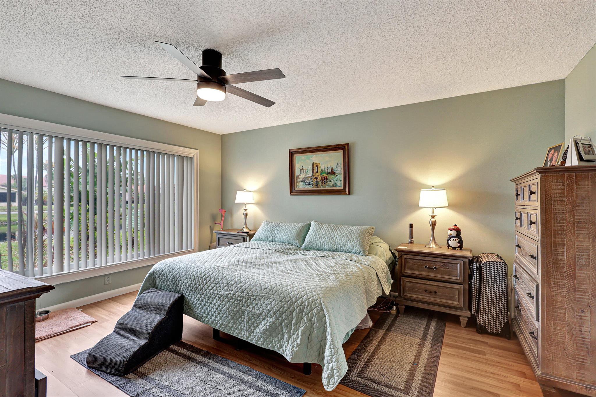 5162 Mirror Lakes Boulevard