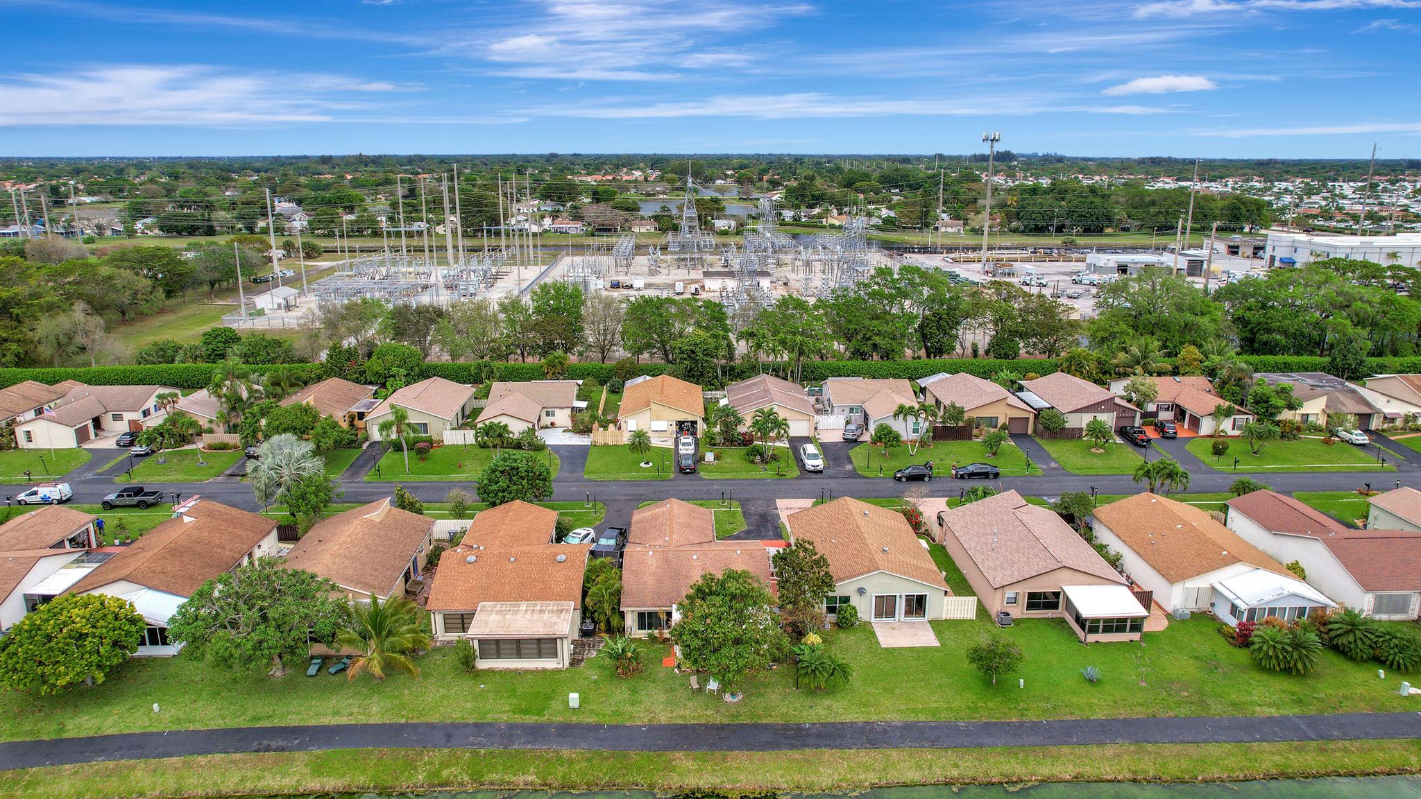 5162 Mirror Lakes Boulevard