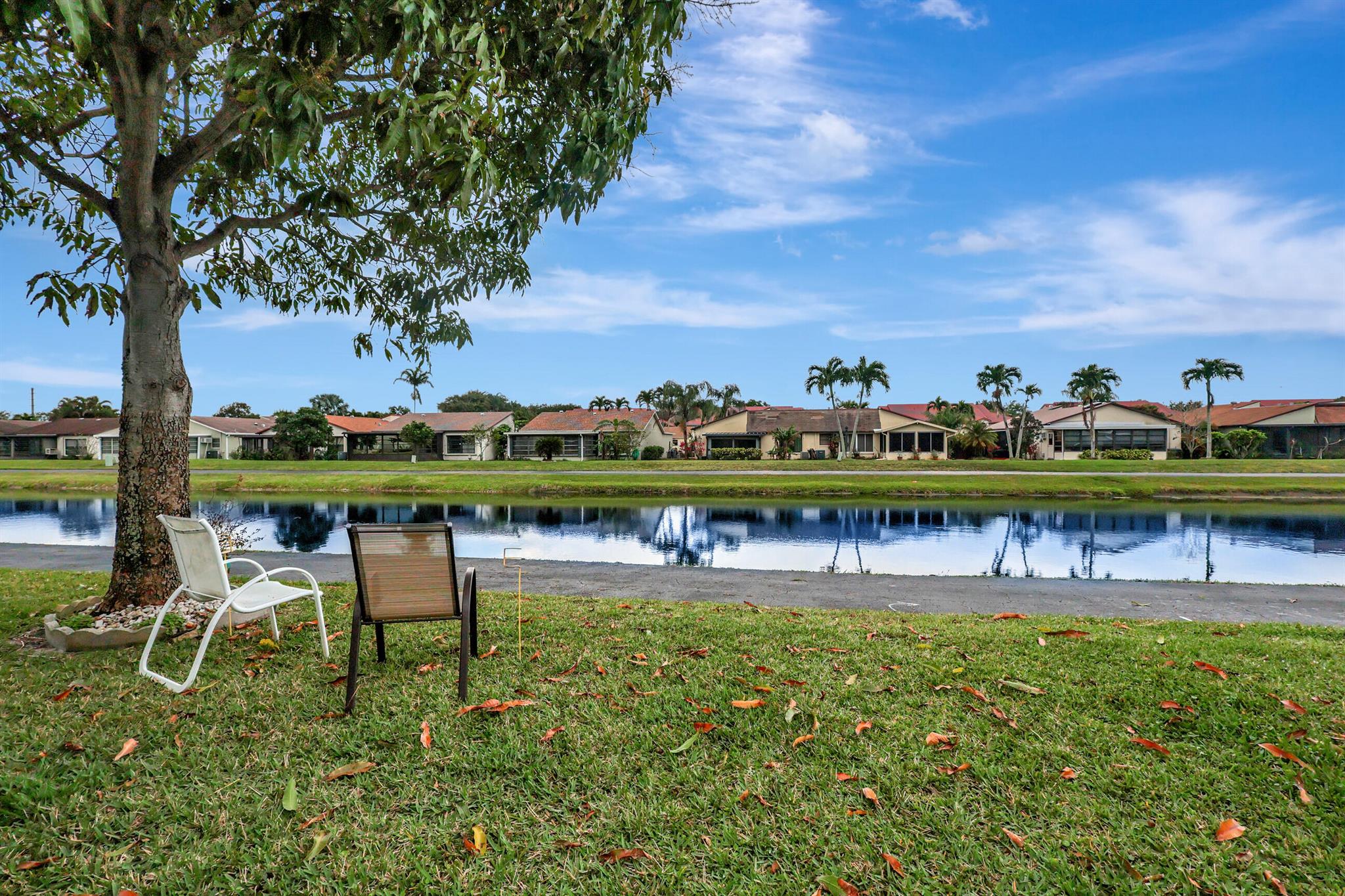 5162 Mirror Lakes Boulevard