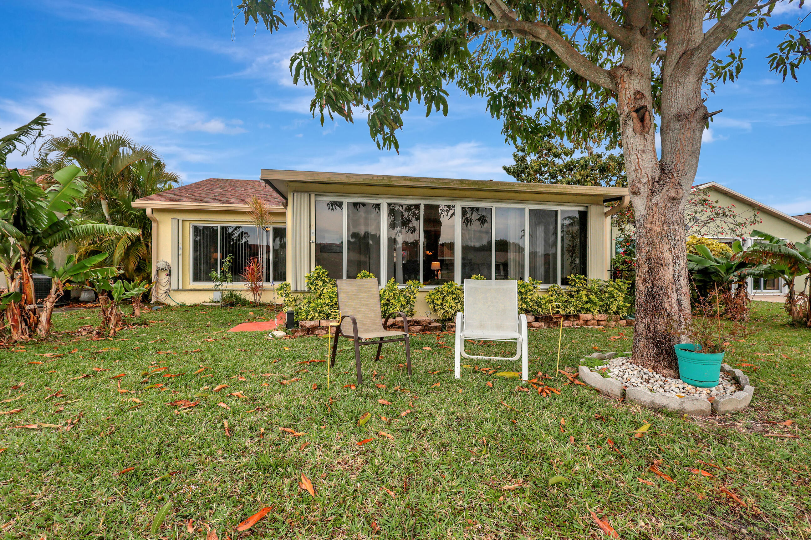 5162 Mirror Lakes Boulevard