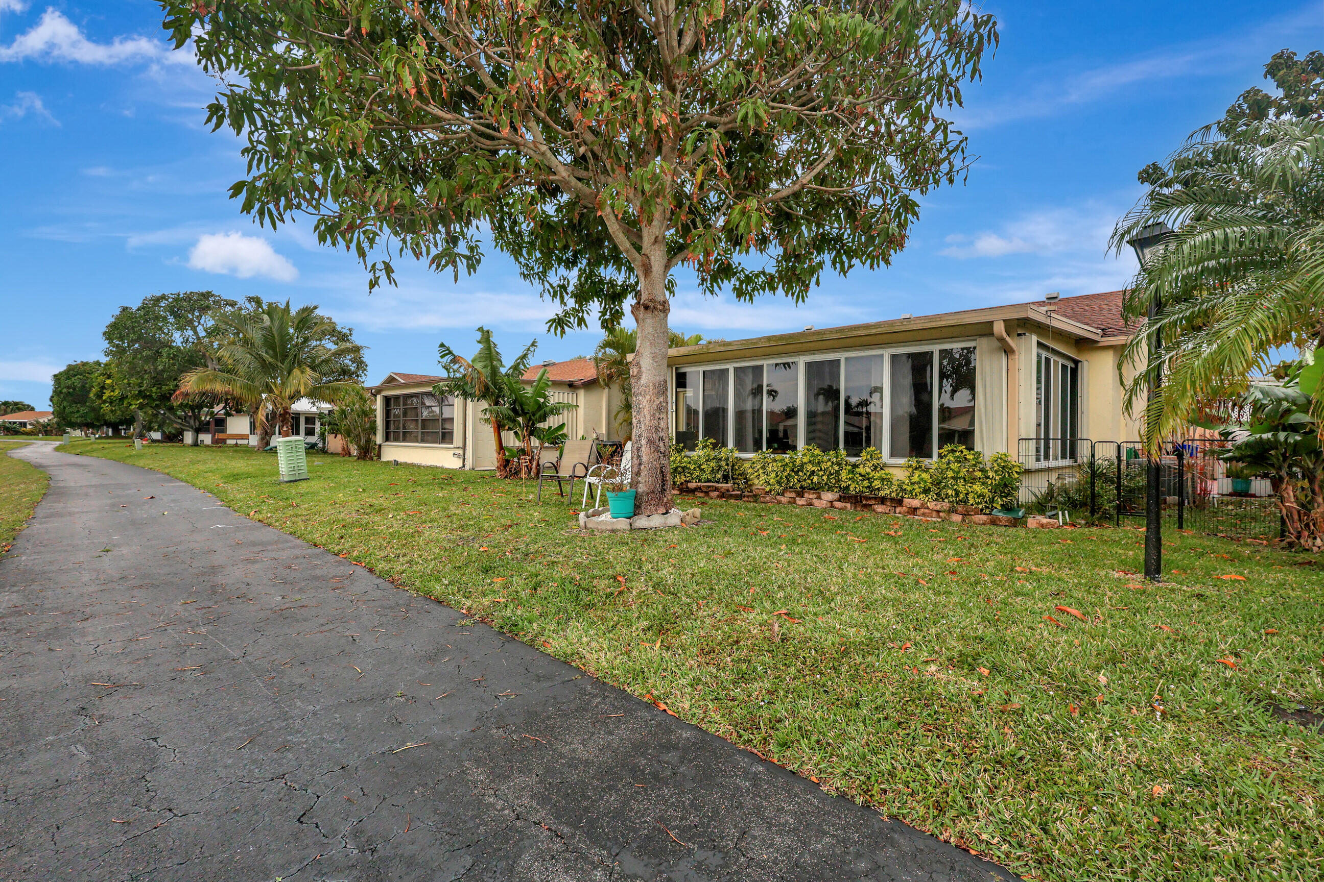 5162 Mirror Lakes Boulevard