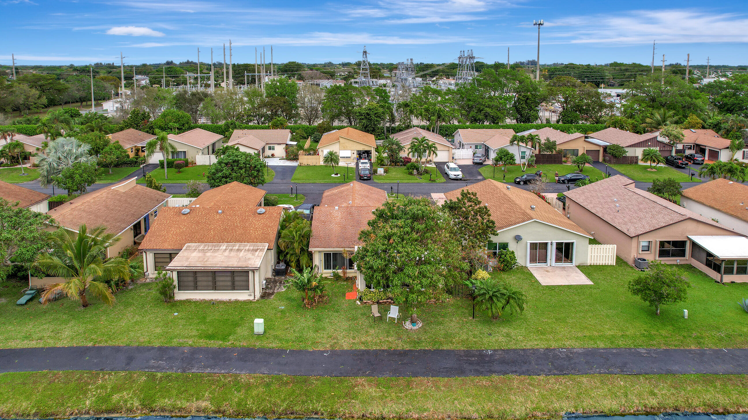 5162 Mirror Lakes Boulevard