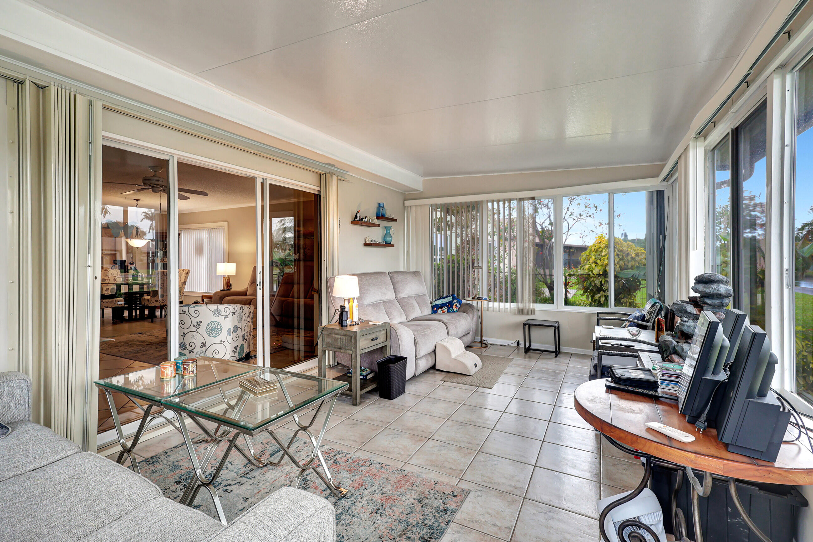 5162 Mirror Lakes Boulevard