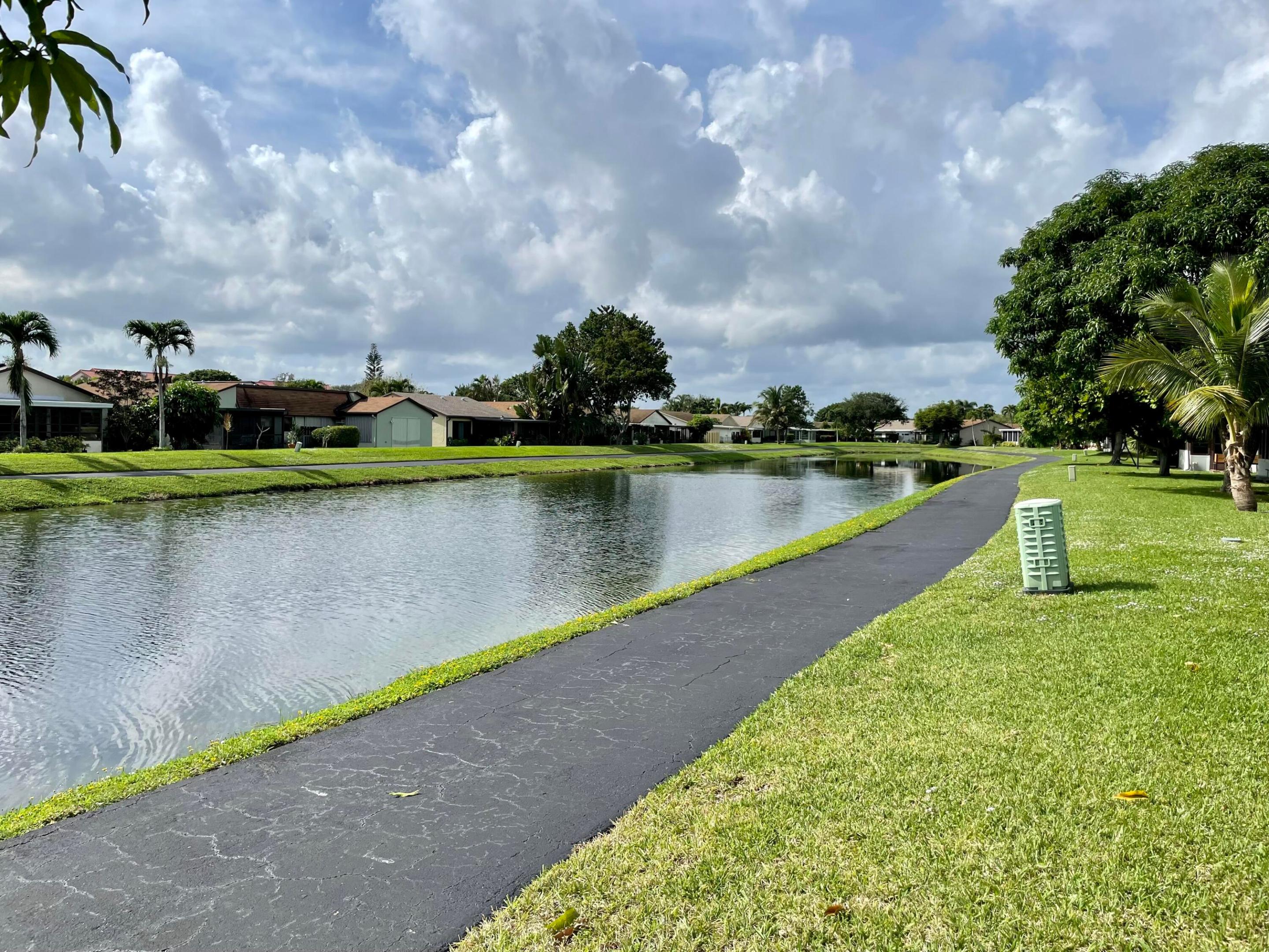 5162 Mirror Lakes Boulevard