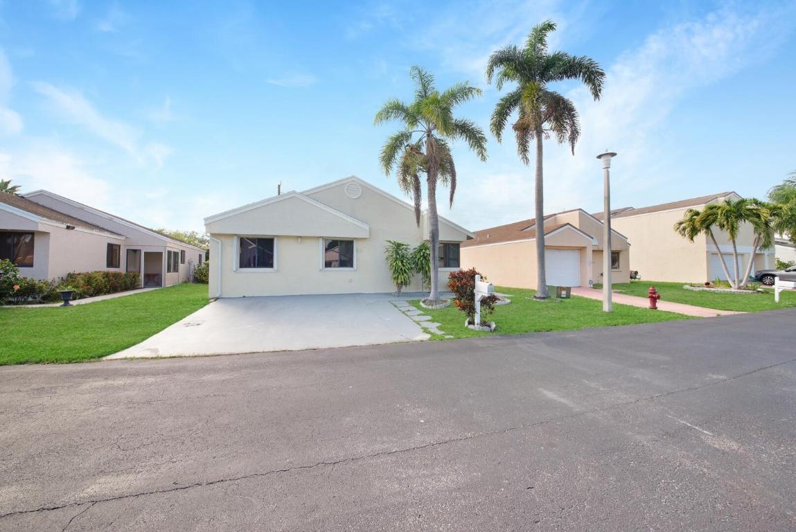 25 Hawthorne Lane, Boynton Beach