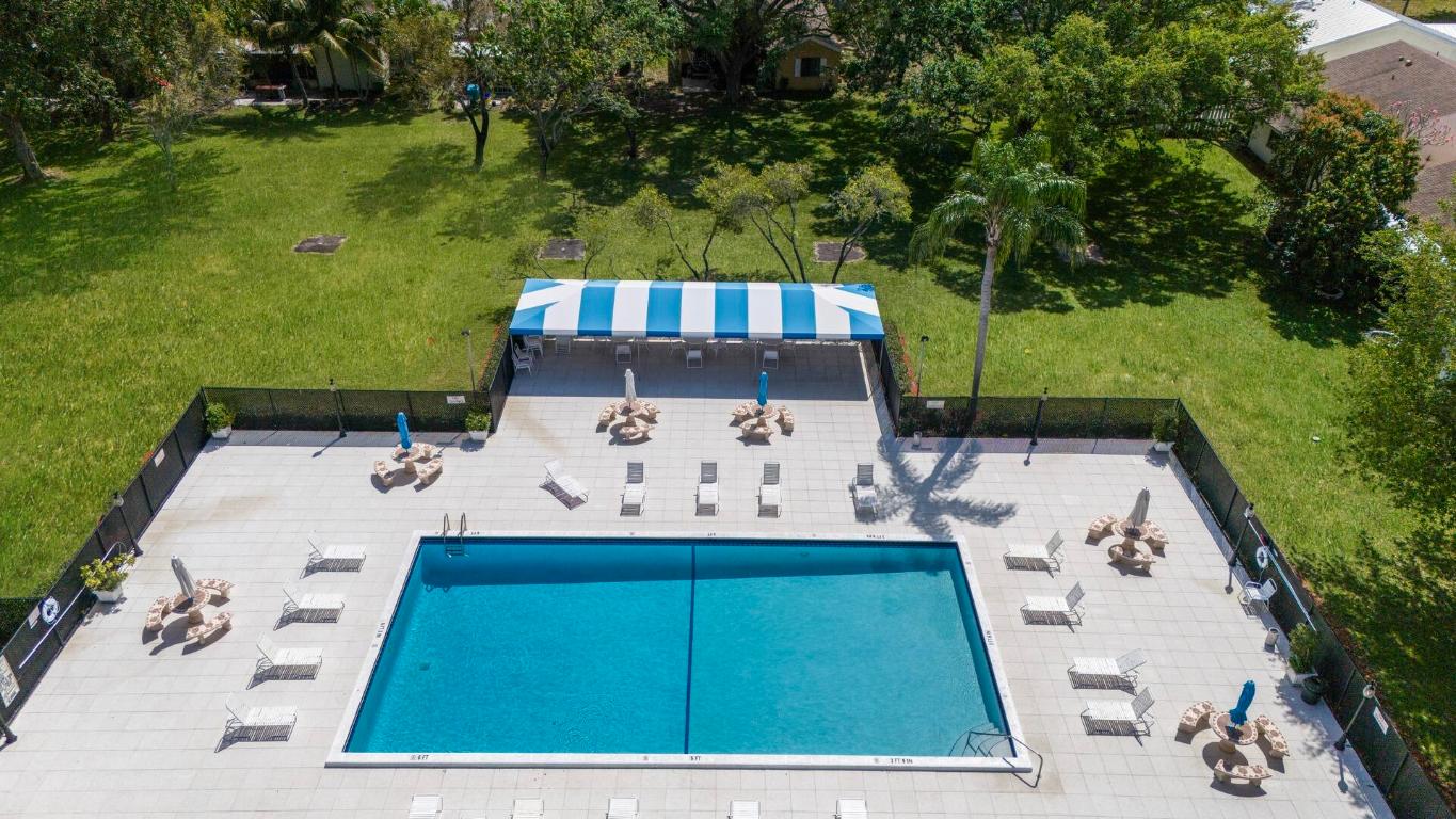 25 Hawthorne Lane, Boynton Beach