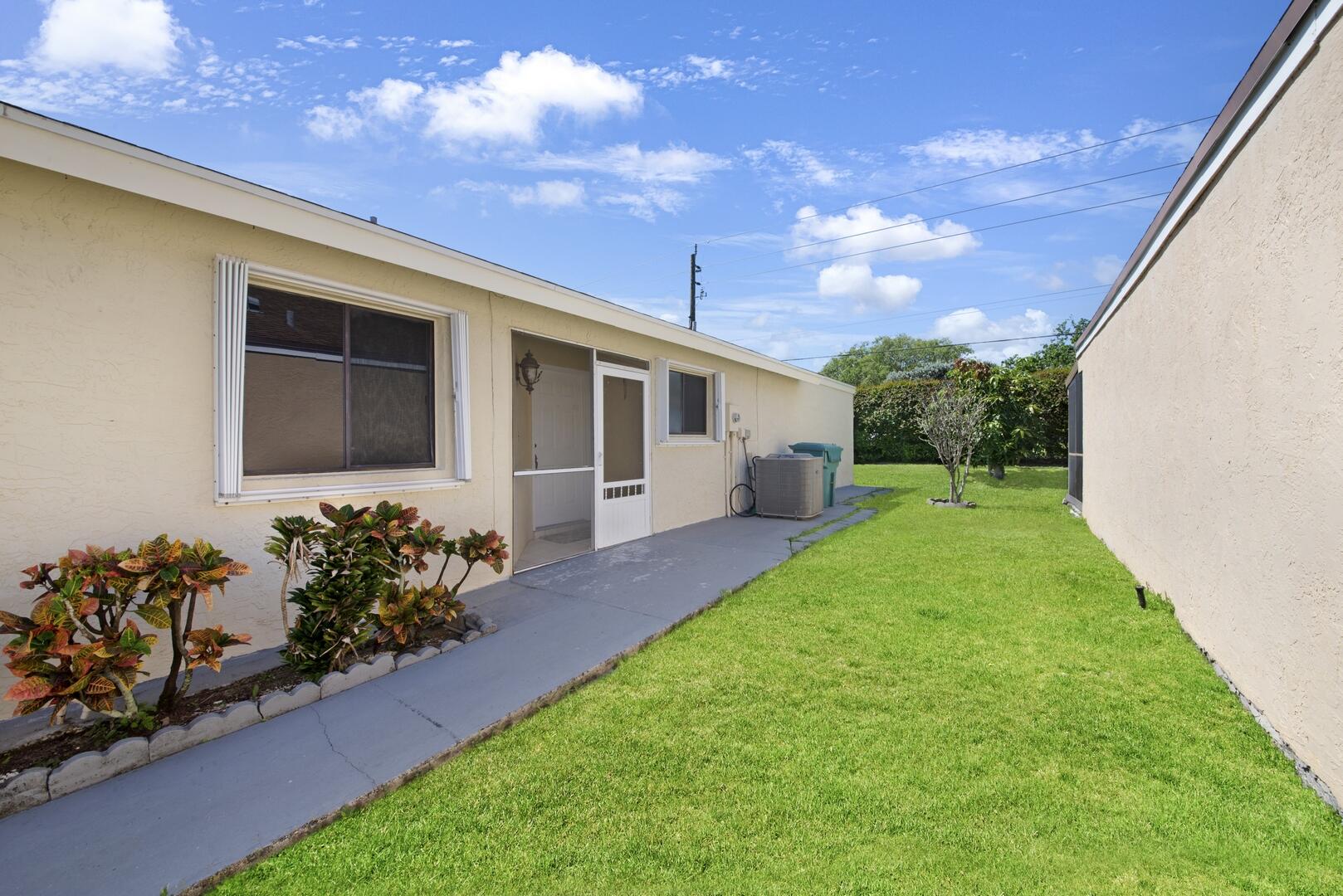 25 Hawthorne Lane, Boynton Beach