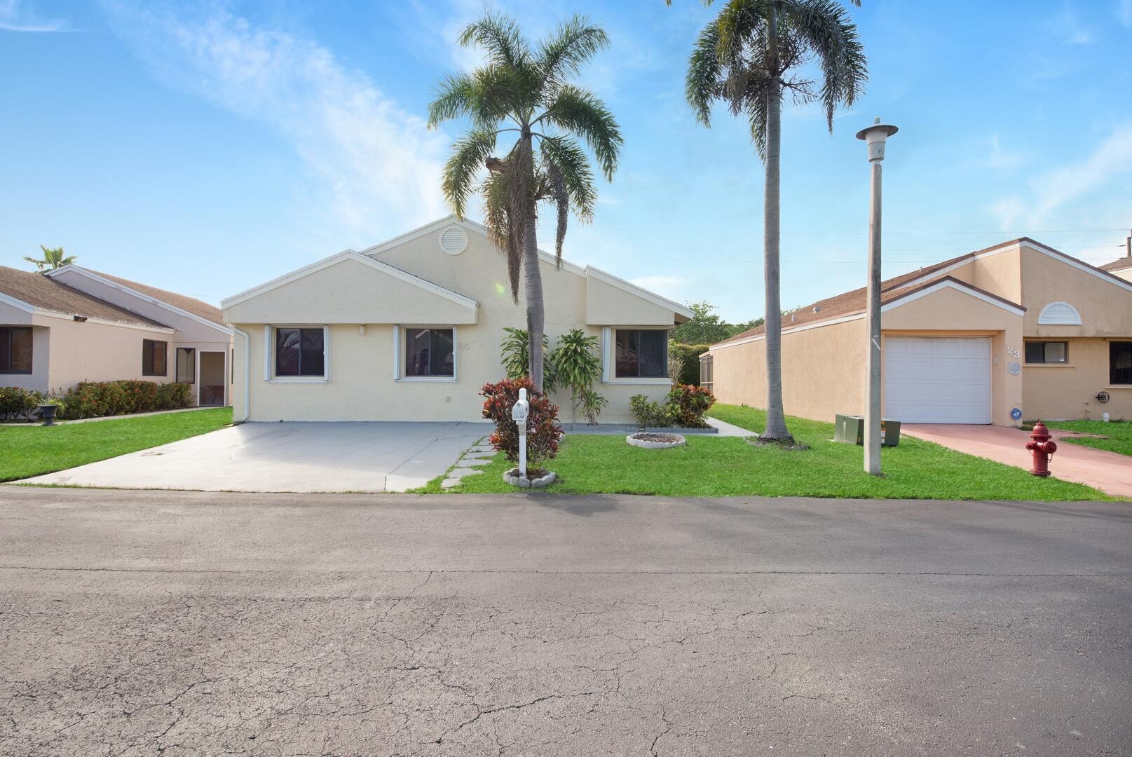 25 Hawthorne Lane, Boynton Beach