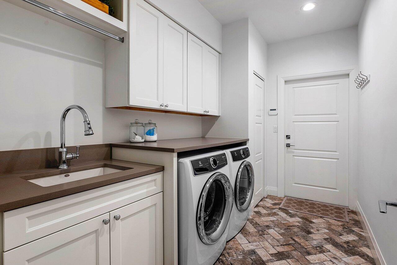 570 N Country Club Drive, Atlantis