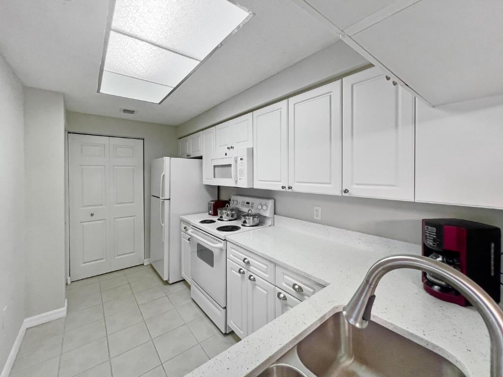 3018 Alcazar Place 104, Palm Beach Gardens Unit: 104