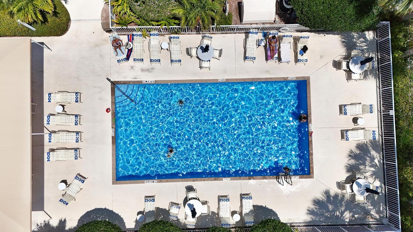 107 Lighthouse Circle H, Tequesta Unit: H