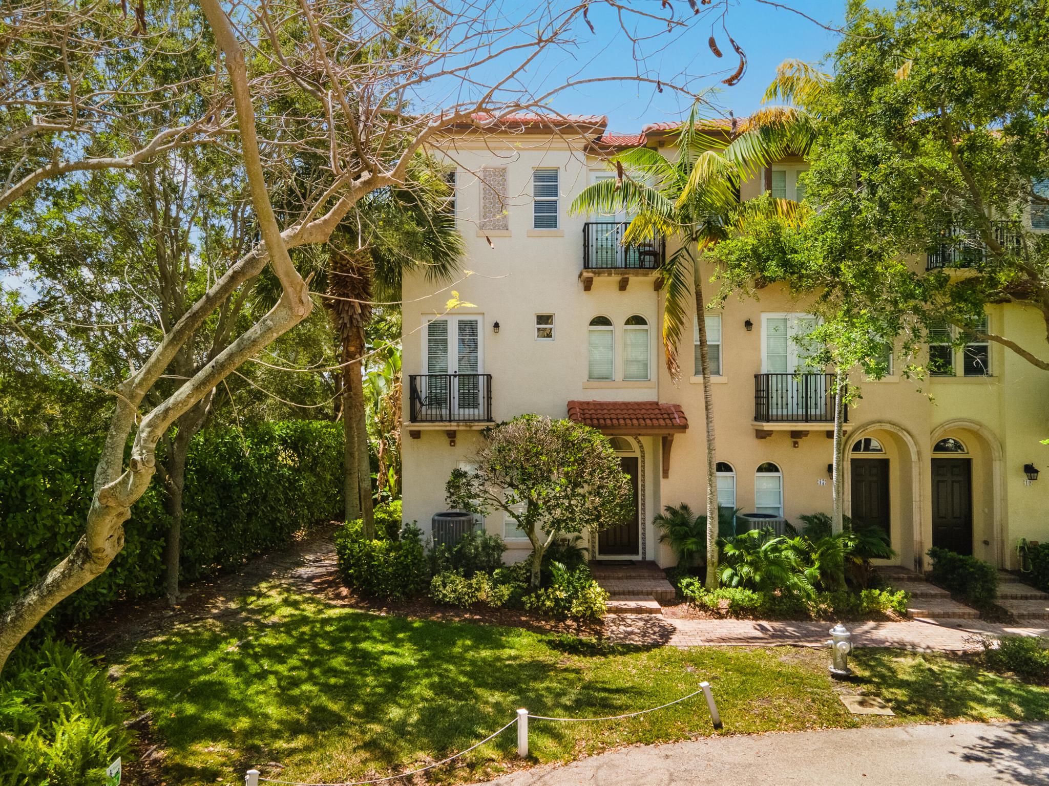 15 Via Floresta Drive