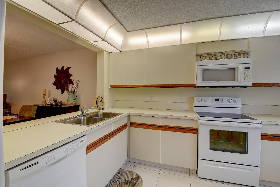 5560 Fairway Park Drive 102, Boynton Beach Unit: 102