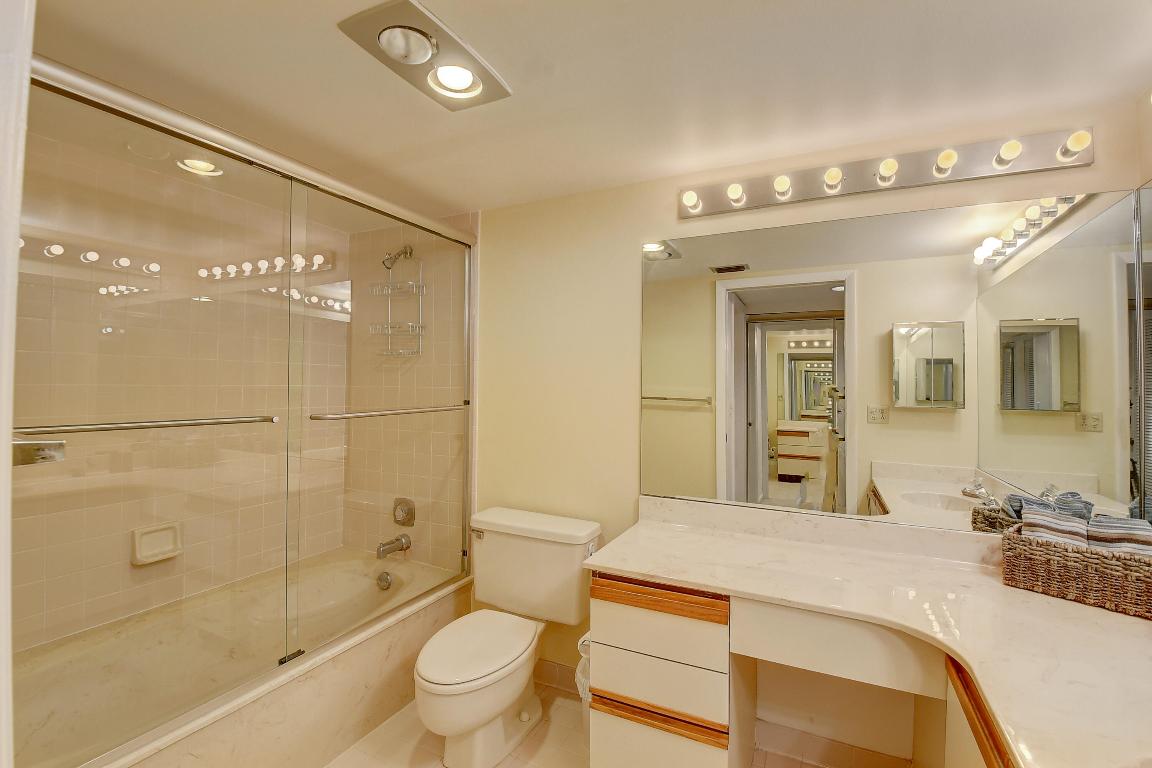 5560 Fairway Park Drive 102, Boynton Beach Unit: 102