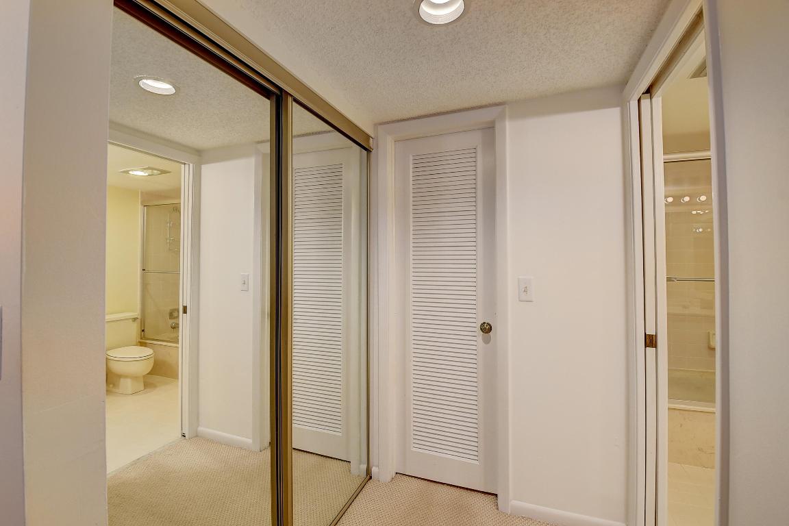 5560 Fairway Park Drive 102, Boynton Beach Unit: 102