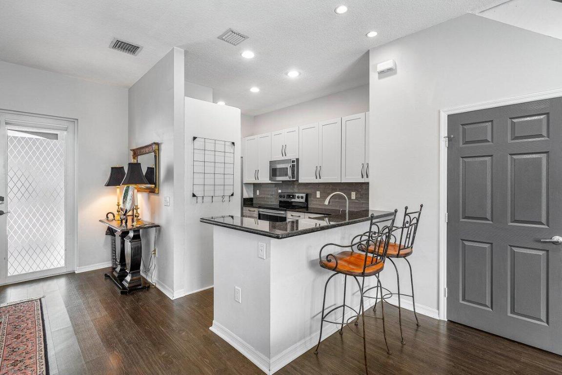 11 NE 20th Avenue 11