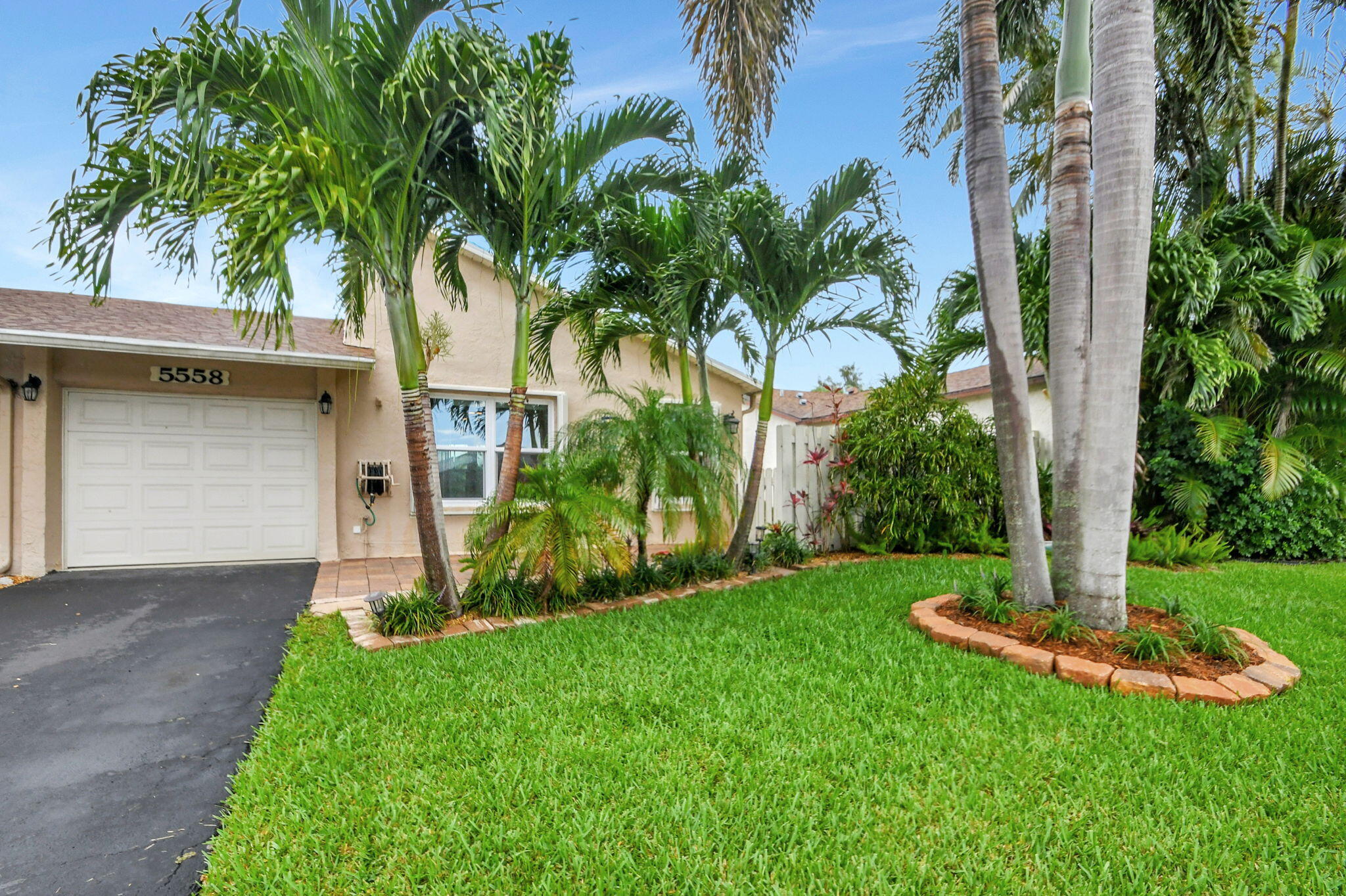 5558 Mirror Lakes Boulevard