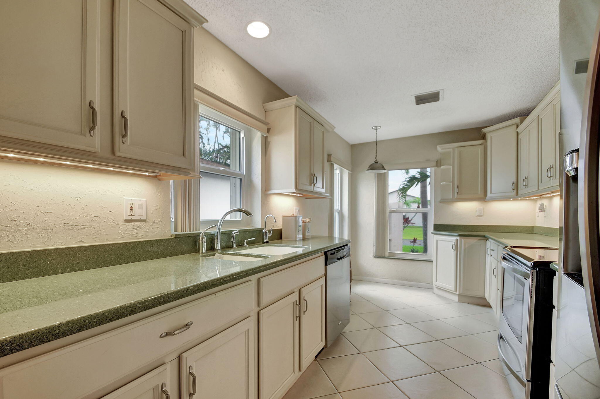 5558 Mirror Lakes Boulevard