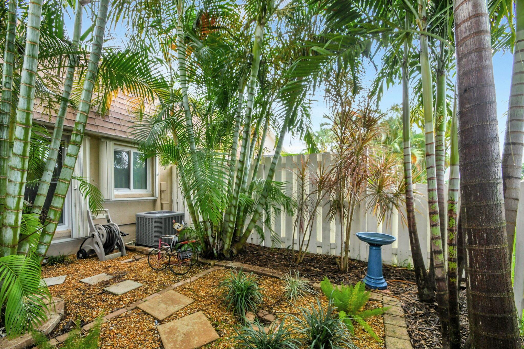 5558 Mirror Lakes Boulevard