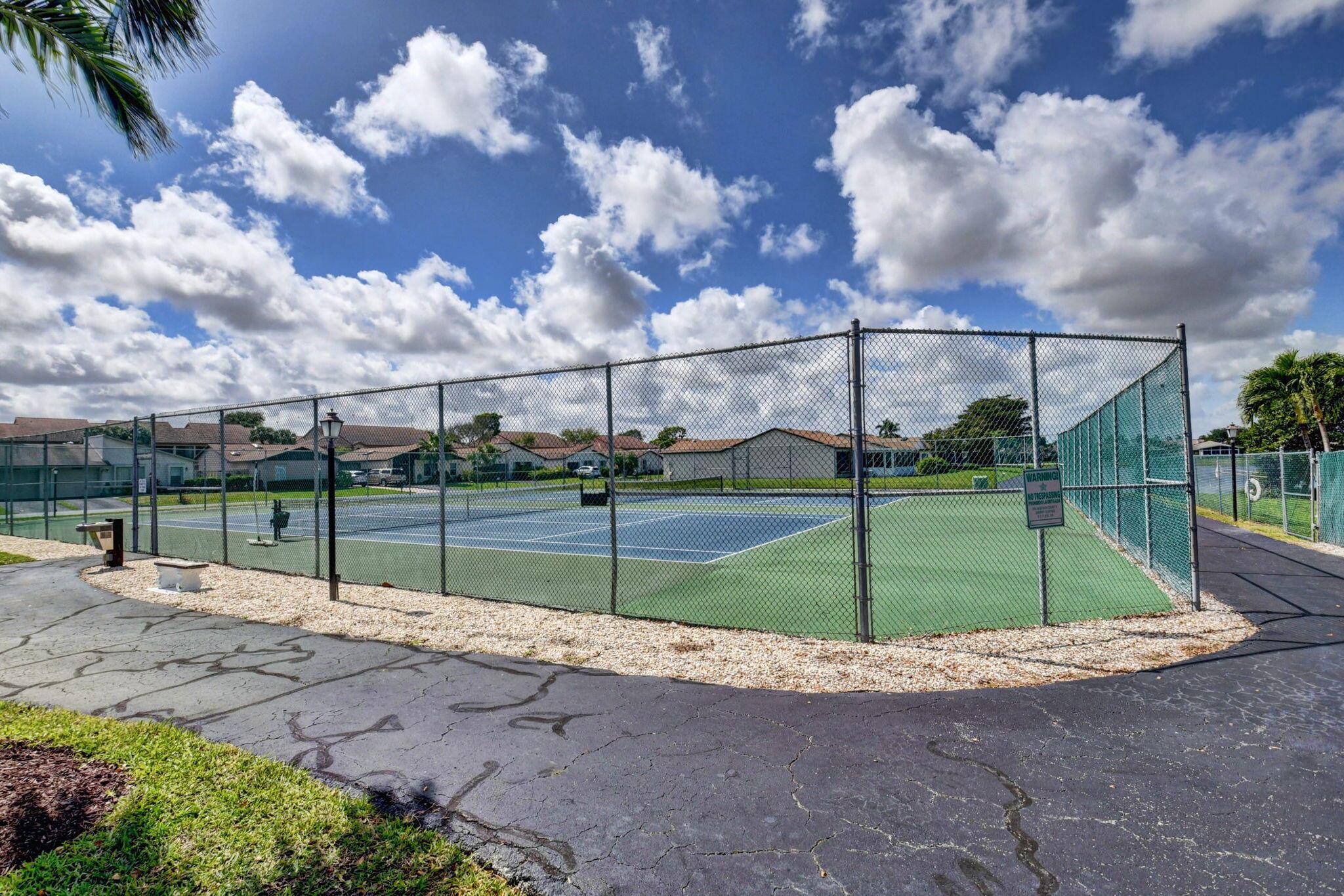 5558 Mirror Lakes Boulevard