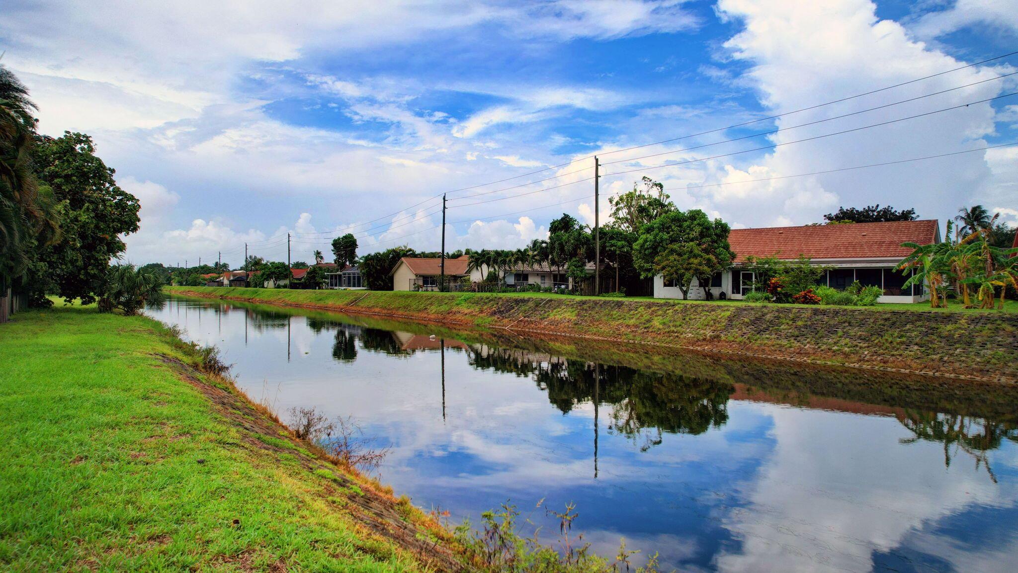 5558 Mirror Lakes Boulevard