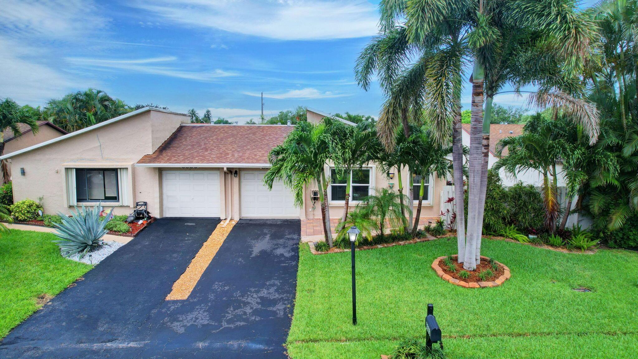 5558 Mirror Lakes Boulevard