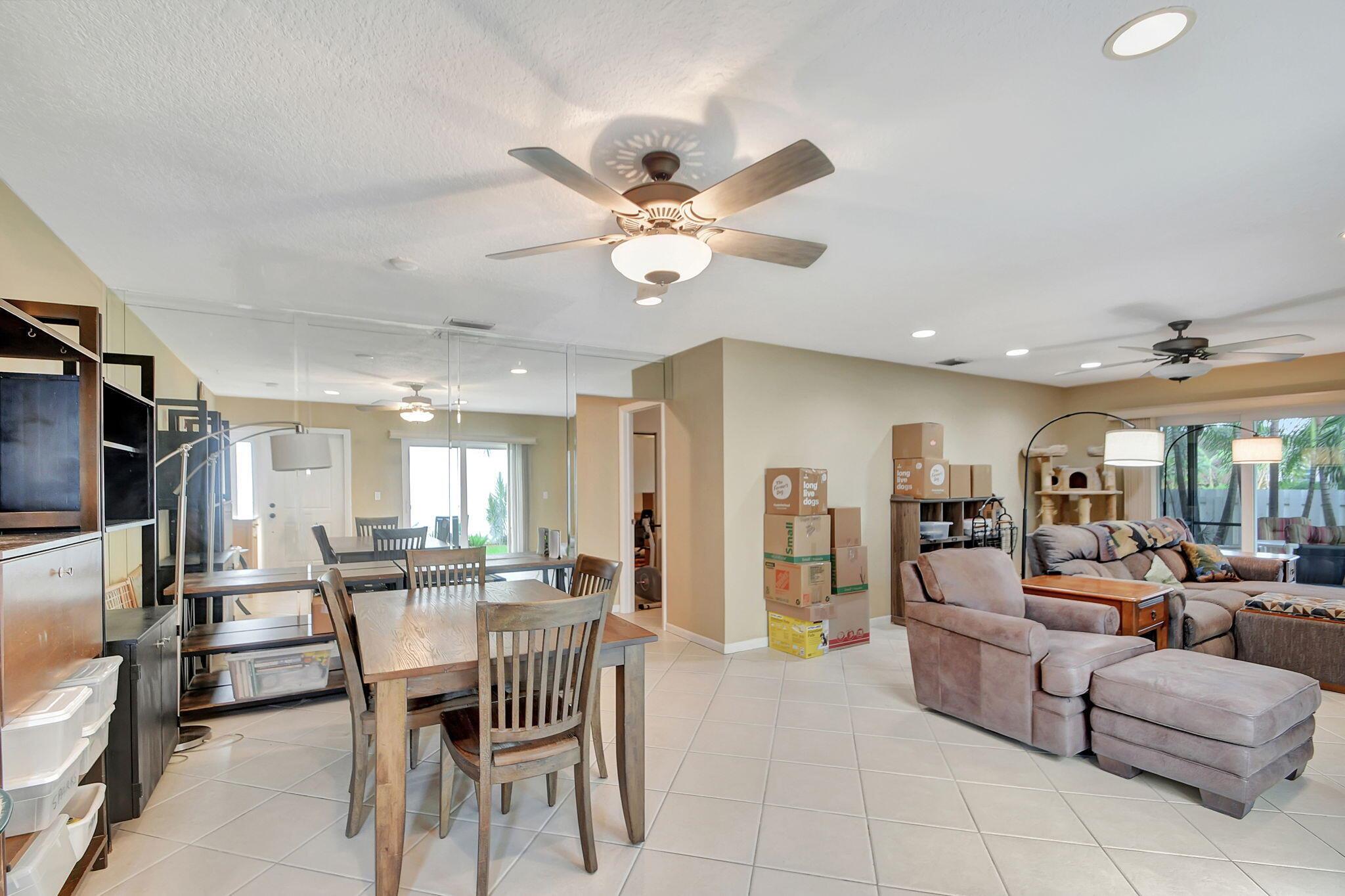 5558 Mirror Lakes Boulevard