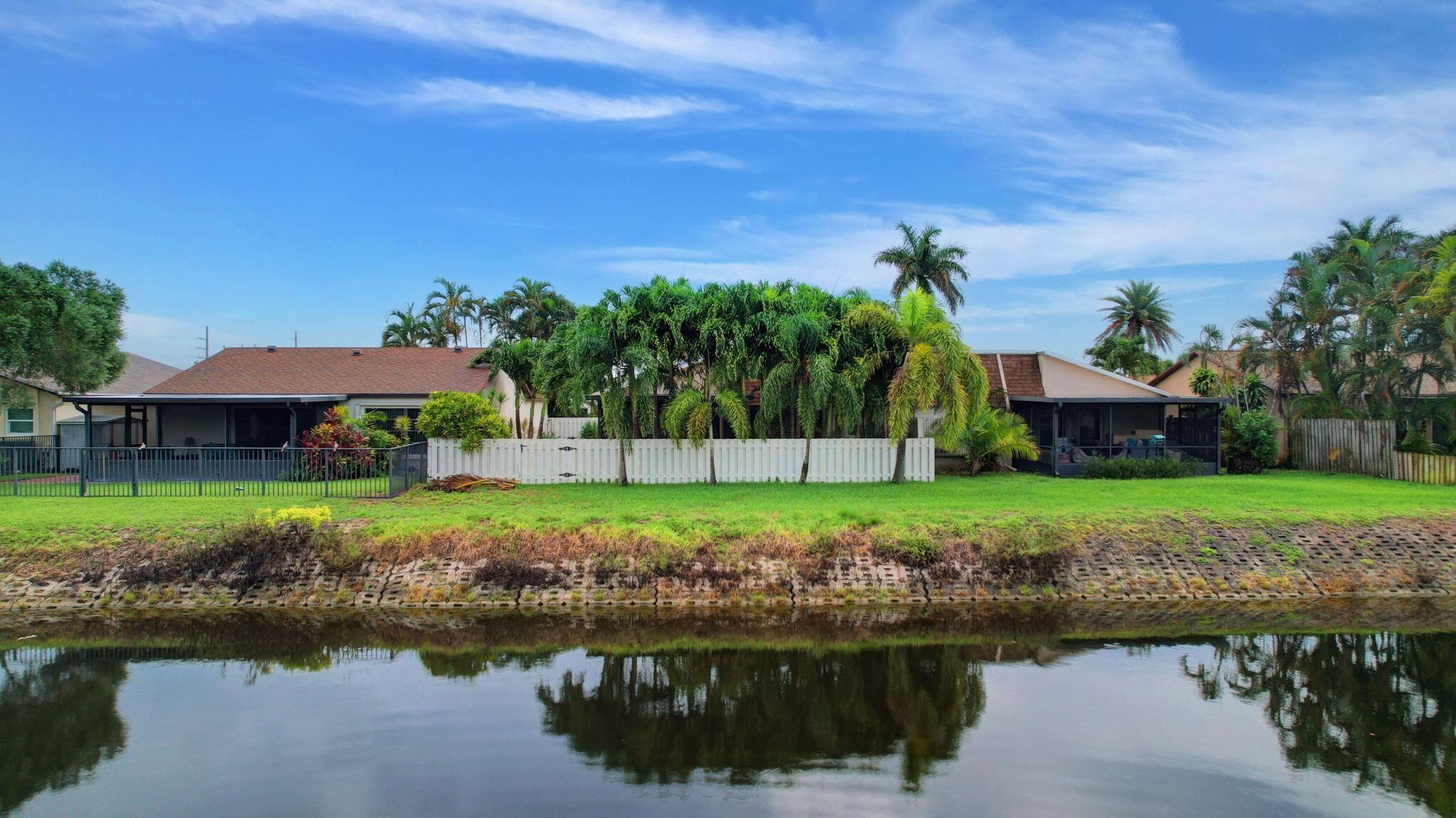 5558 Mirror Lakes Boulevard