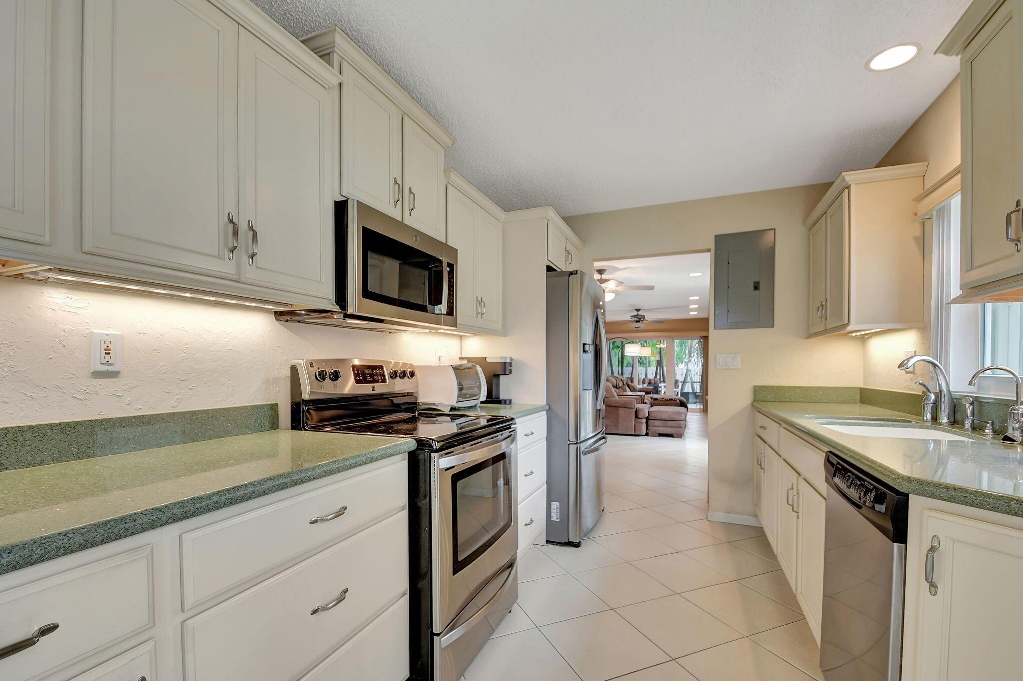 5558 Mirror Lakes Boulevard