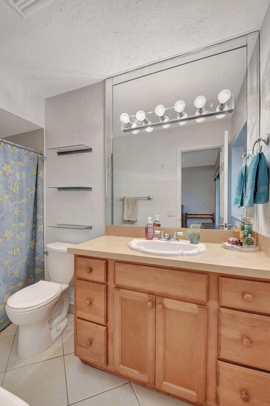 5558 Mirror Lakes Boulevard