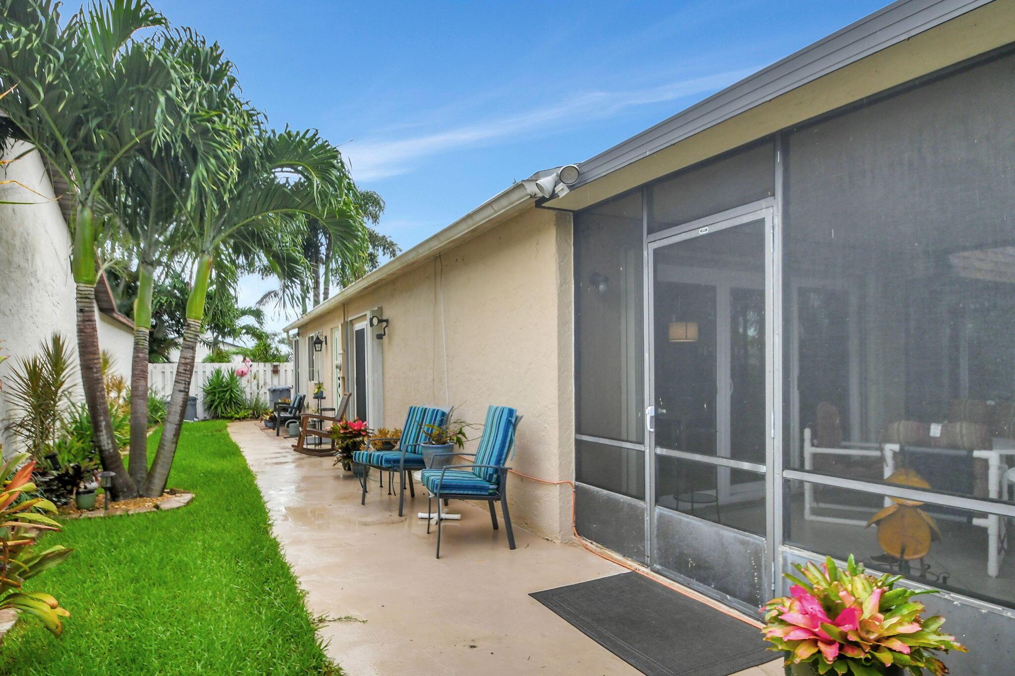 5558 Mirror Lakes Boulevard