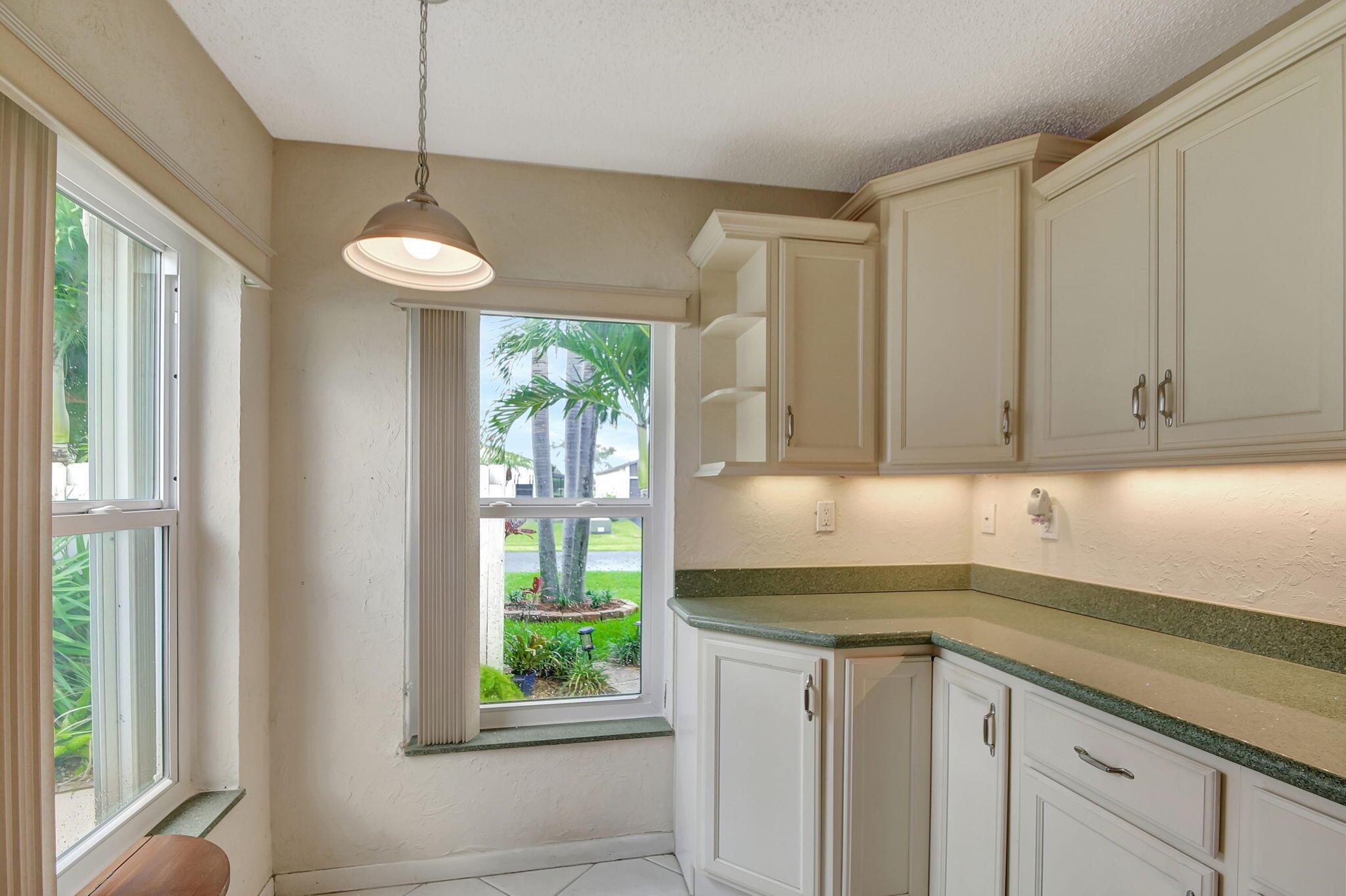 5558 Mirror Lakes Boulevard