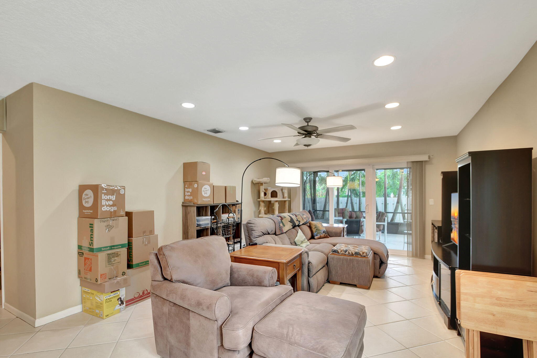 5558 Mirror Lakes Boulevard