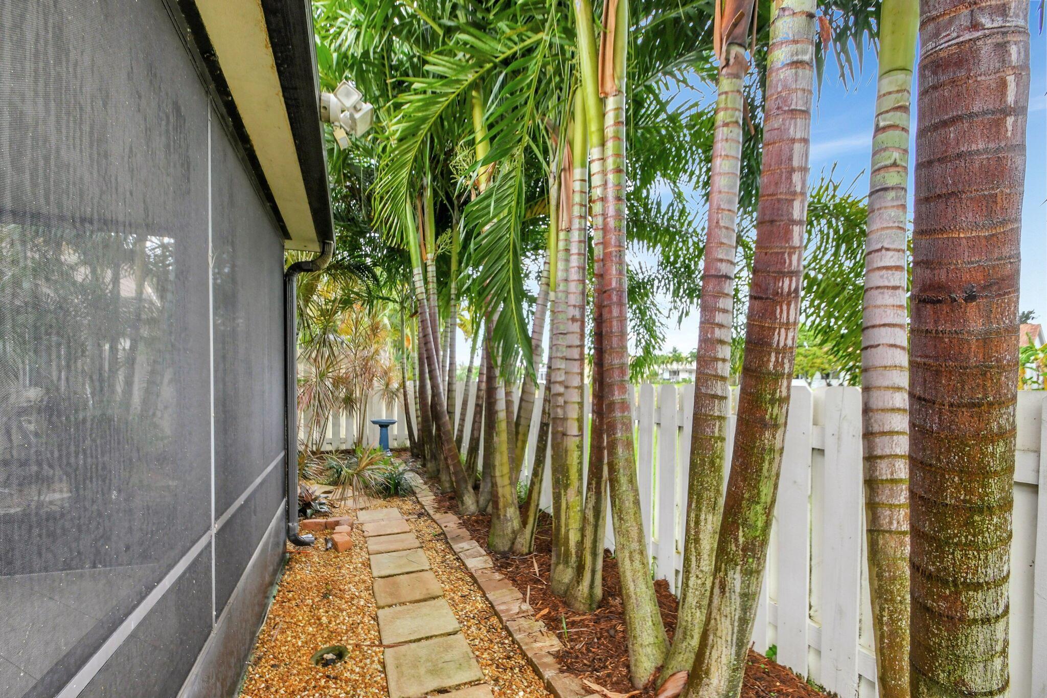 5558 Mirror Lakes Boulevard