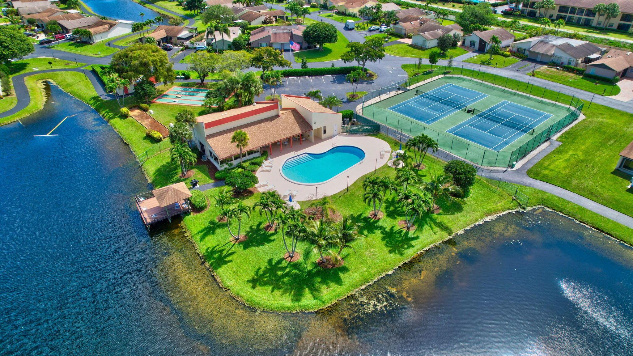 5558 Mirror Lakes Boulevard