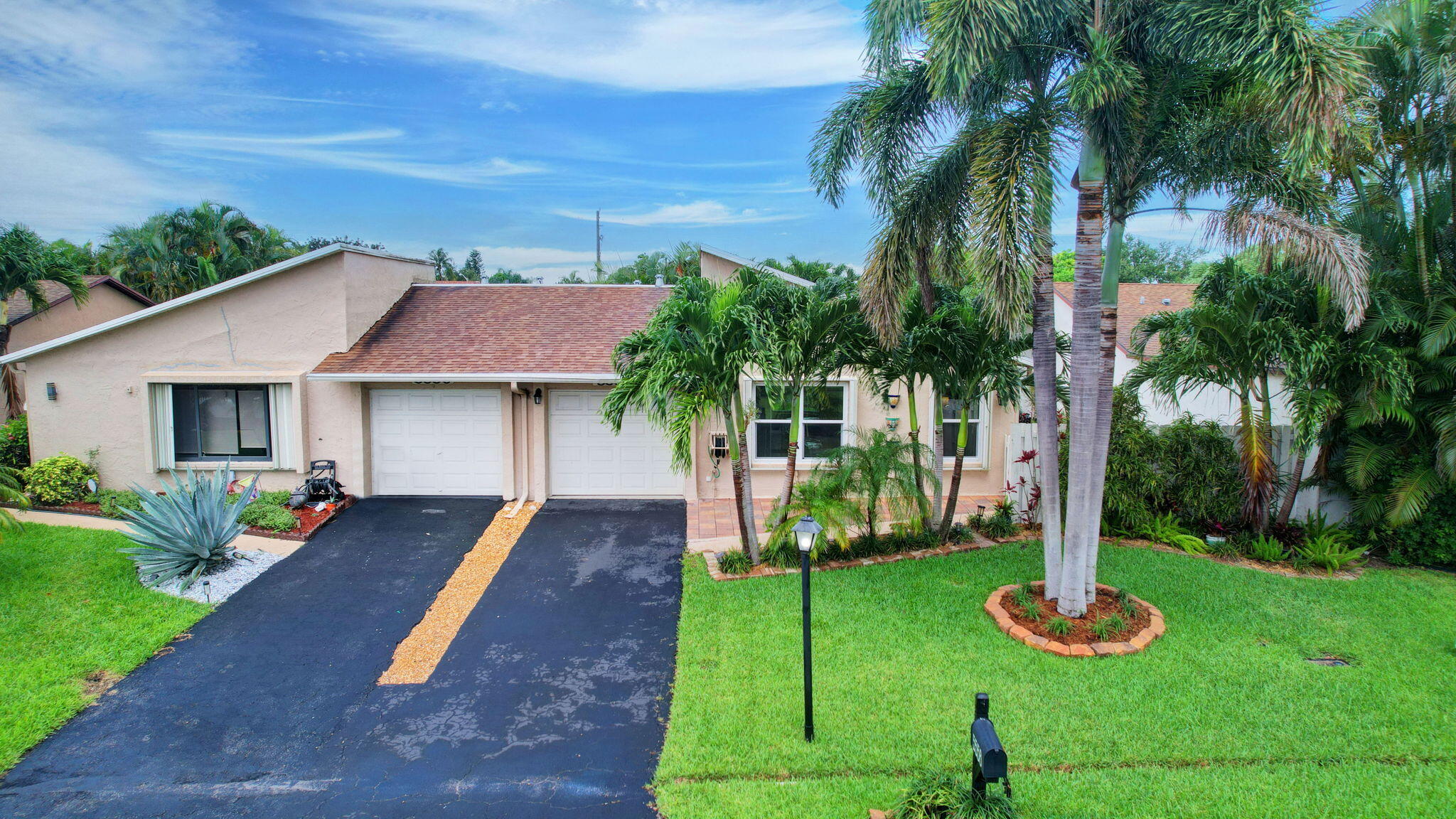 5558 Mirror Lakes Boulevard