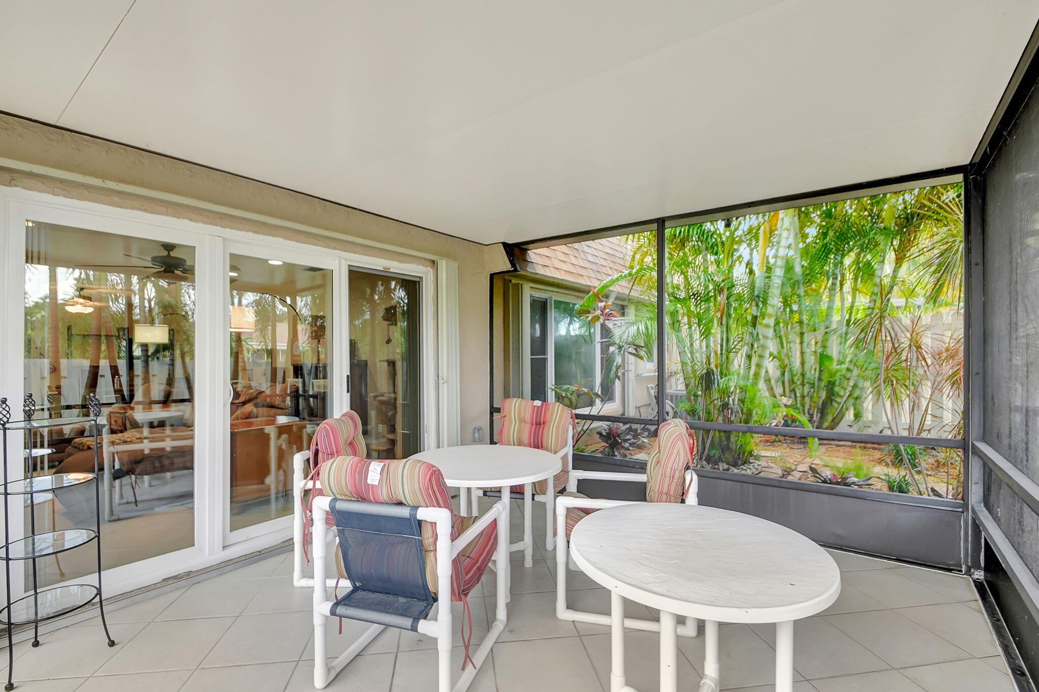 5558 Mirror Lakes Boulevard