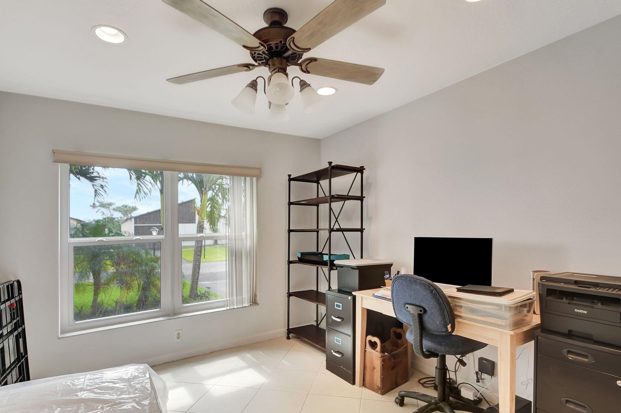 5558 Mirror Lakes Boulevard