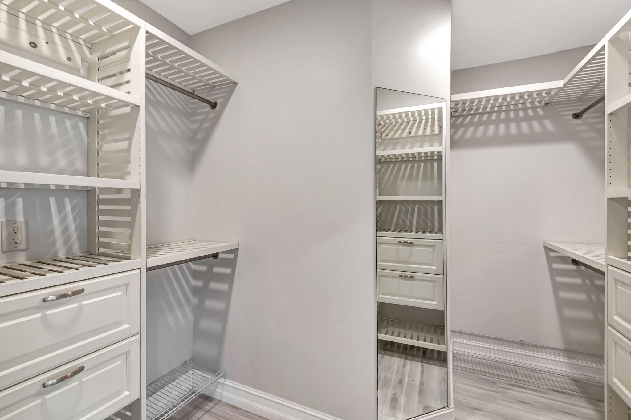 5846 Mirror Lakes Boulevard