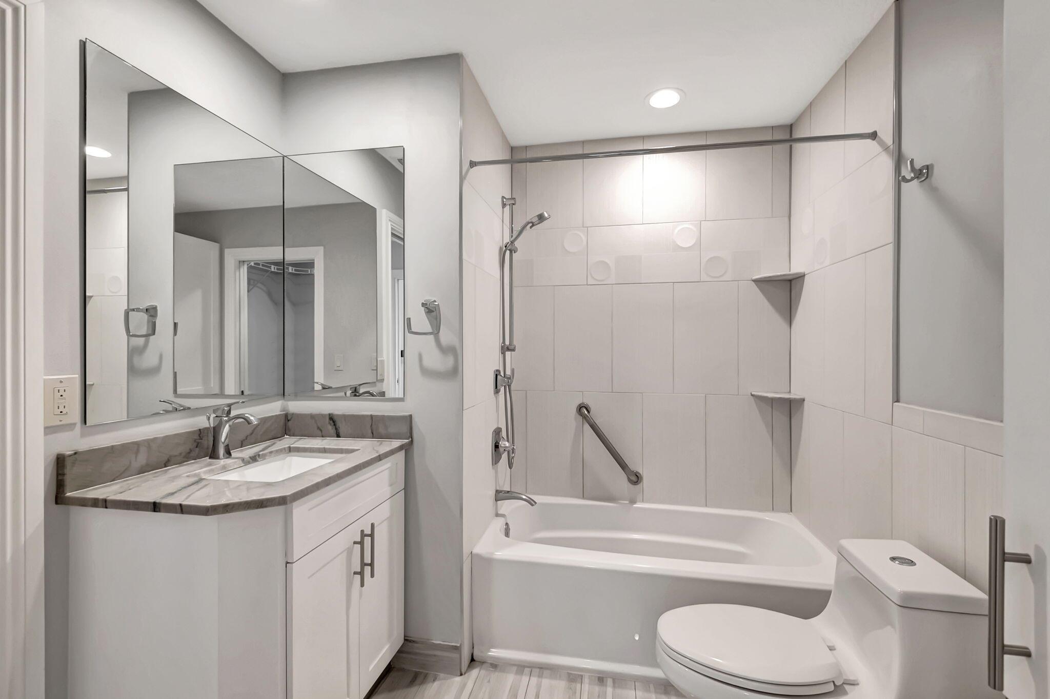 5846 Mirror Lakes Boulevard