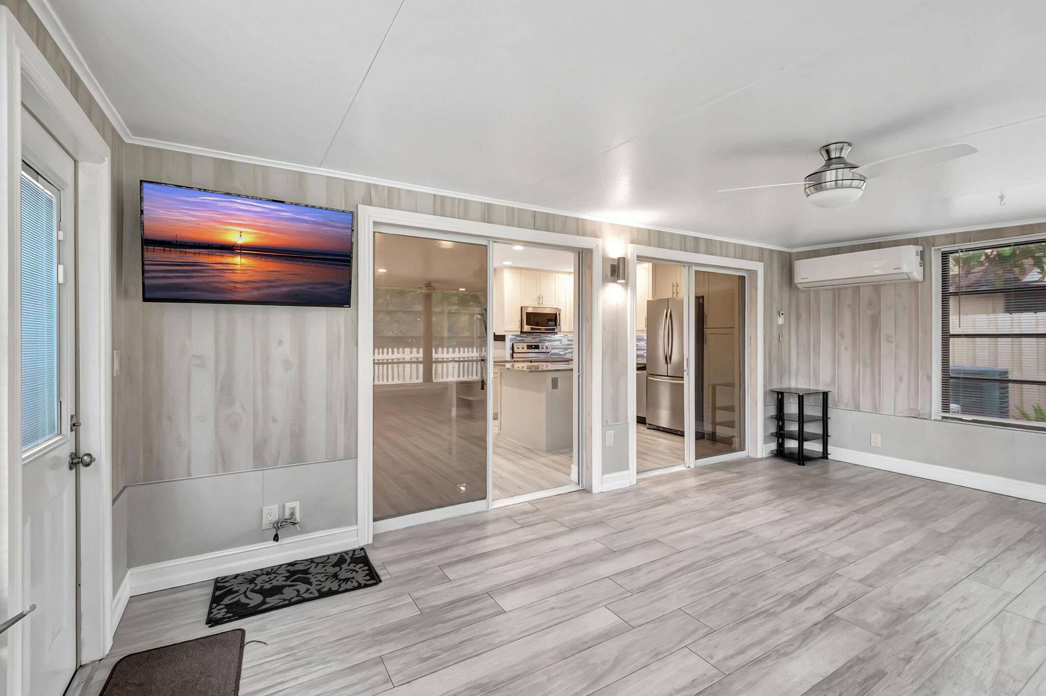 5846 Mirror Lakes Boulevard