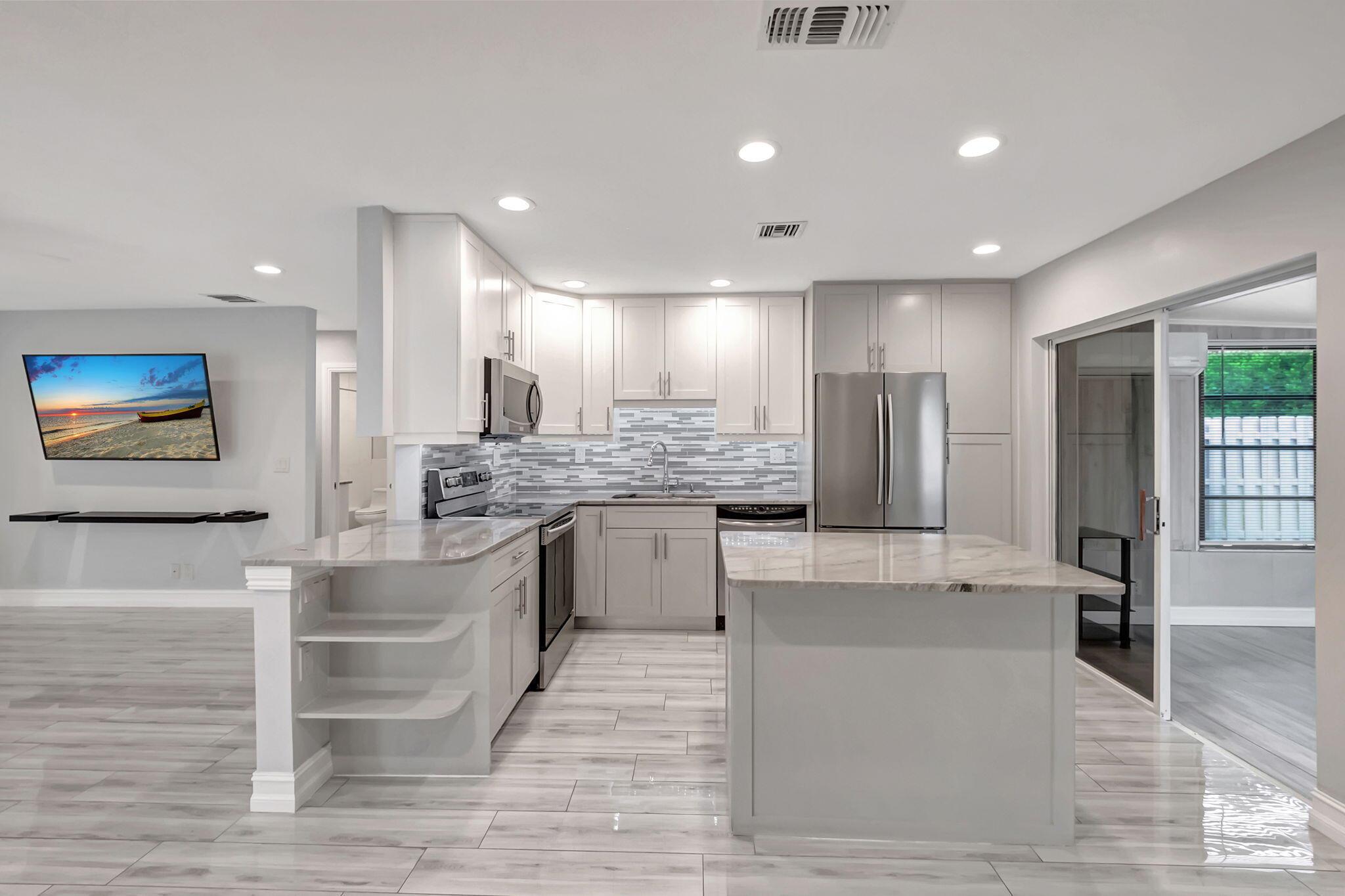 5846 Mirror Lakes Boulevard