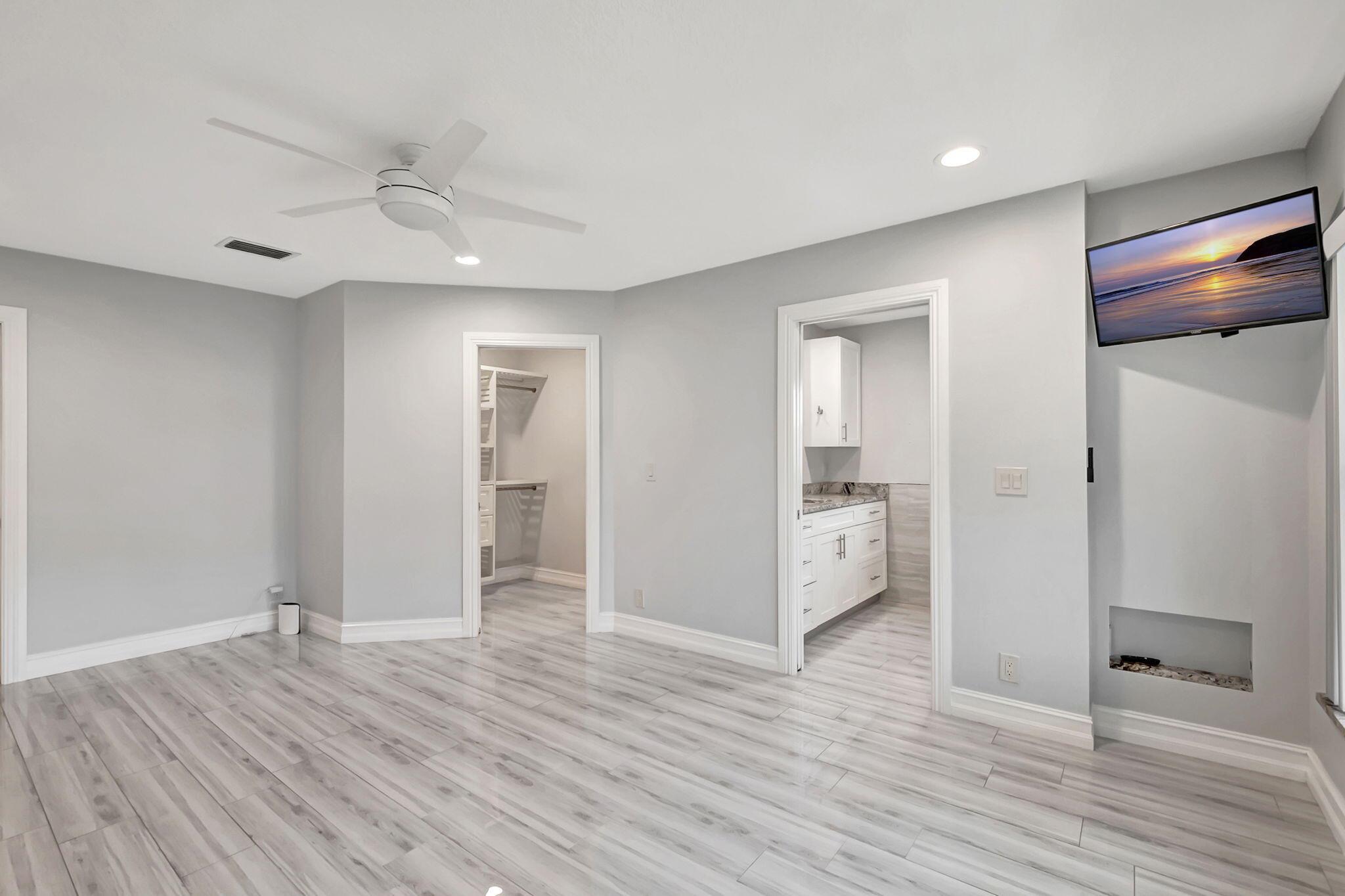 5846 Mirror Lakes Boulevard