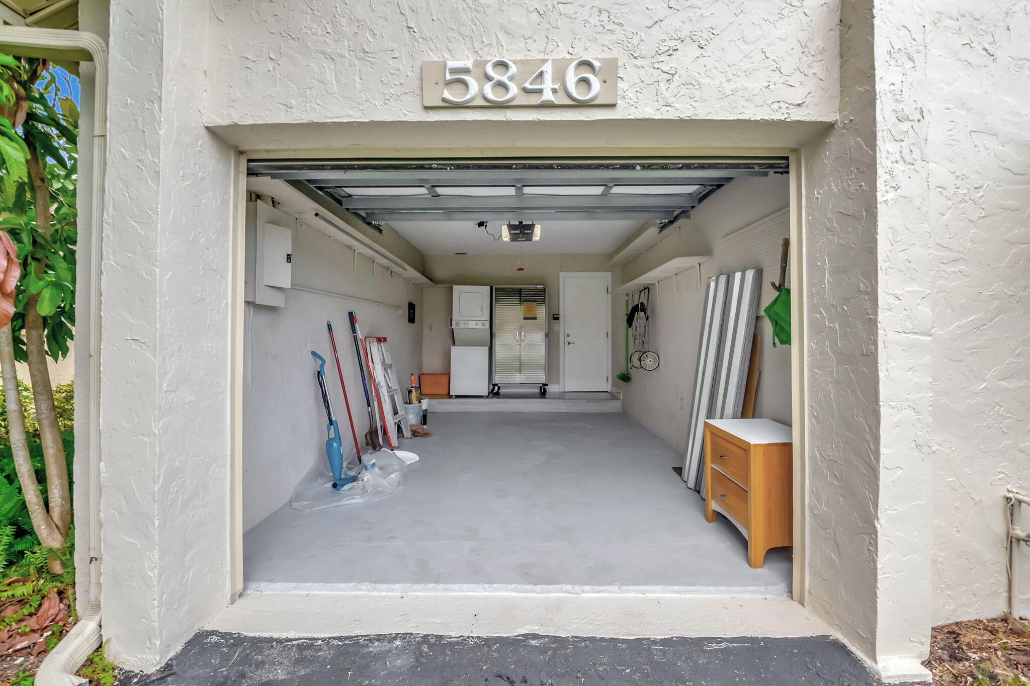 5846 Mirror Lakes Boulevard
