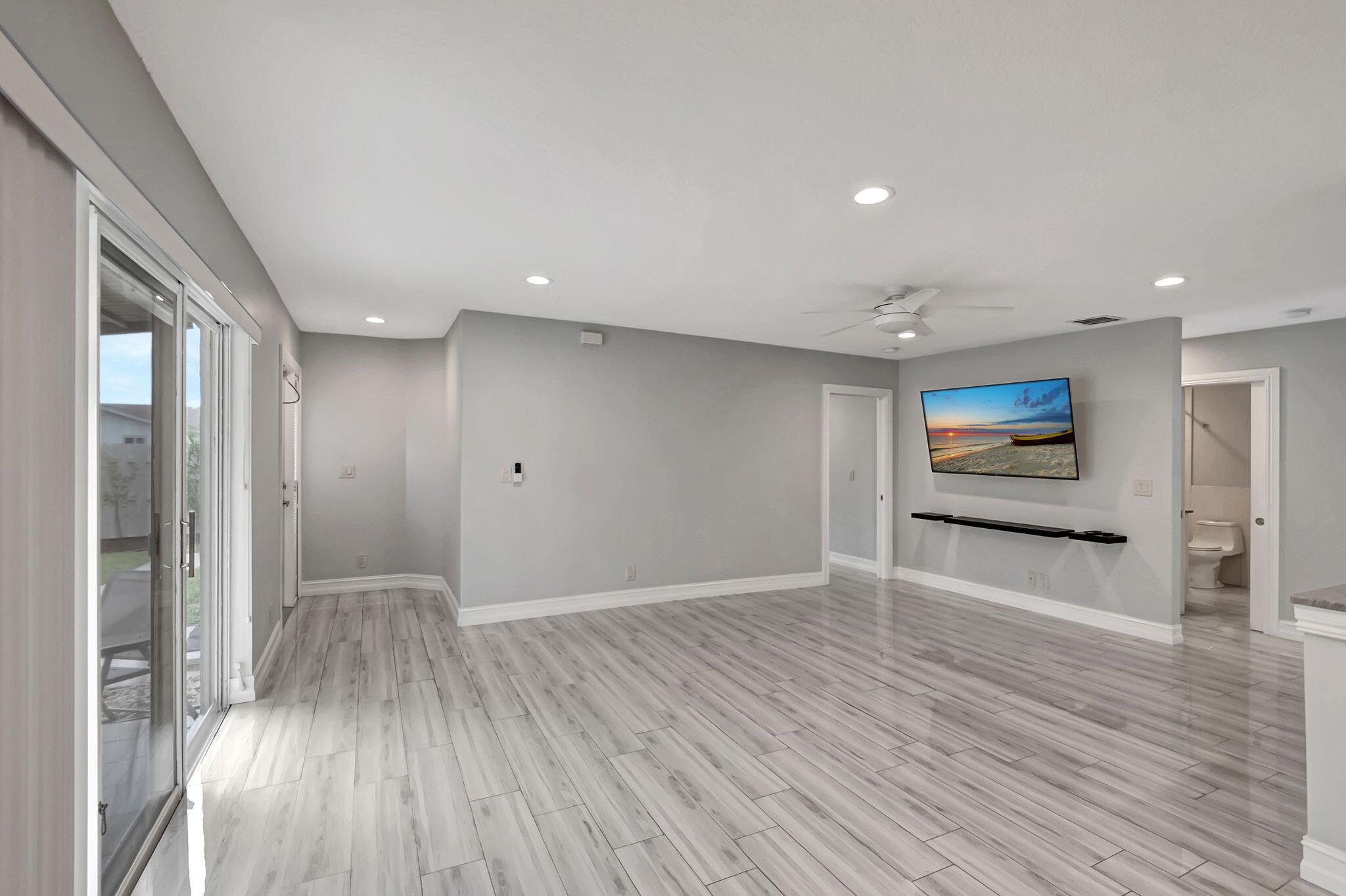 5846 Mirror Lakes Boulevard