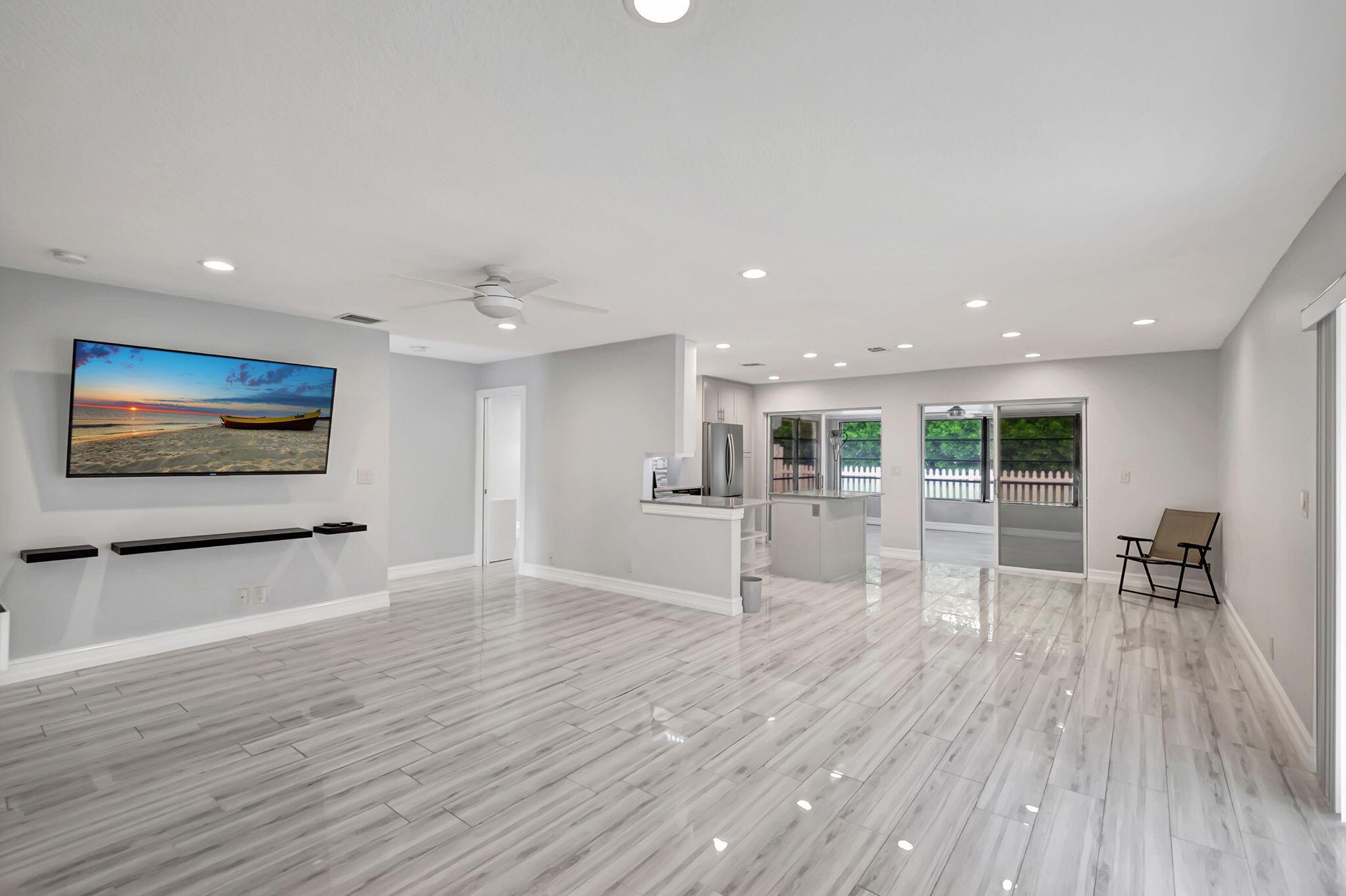 5846 Mirror Lakes Boulevard