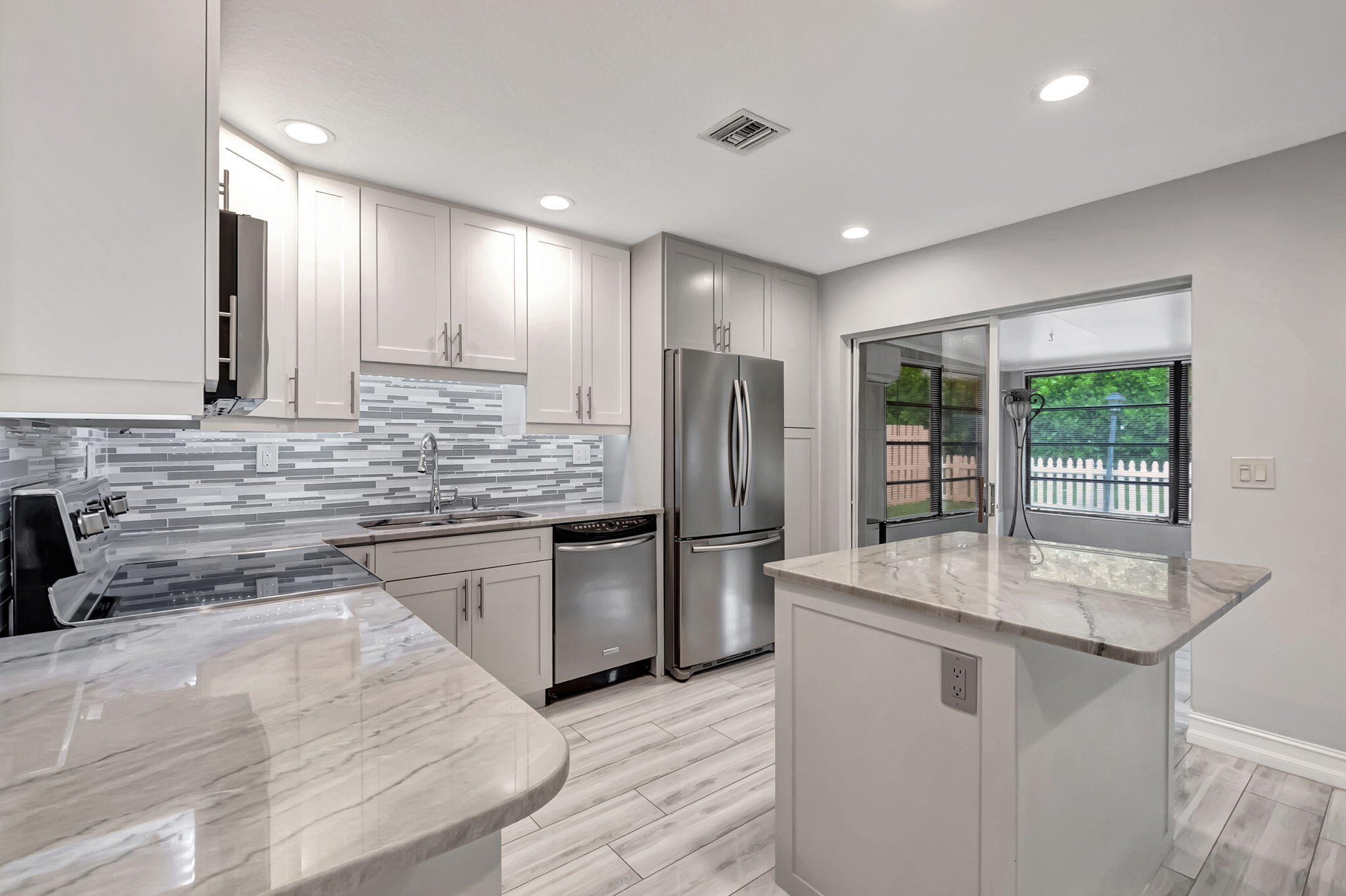 5846 Mirror Lakes Boulevard