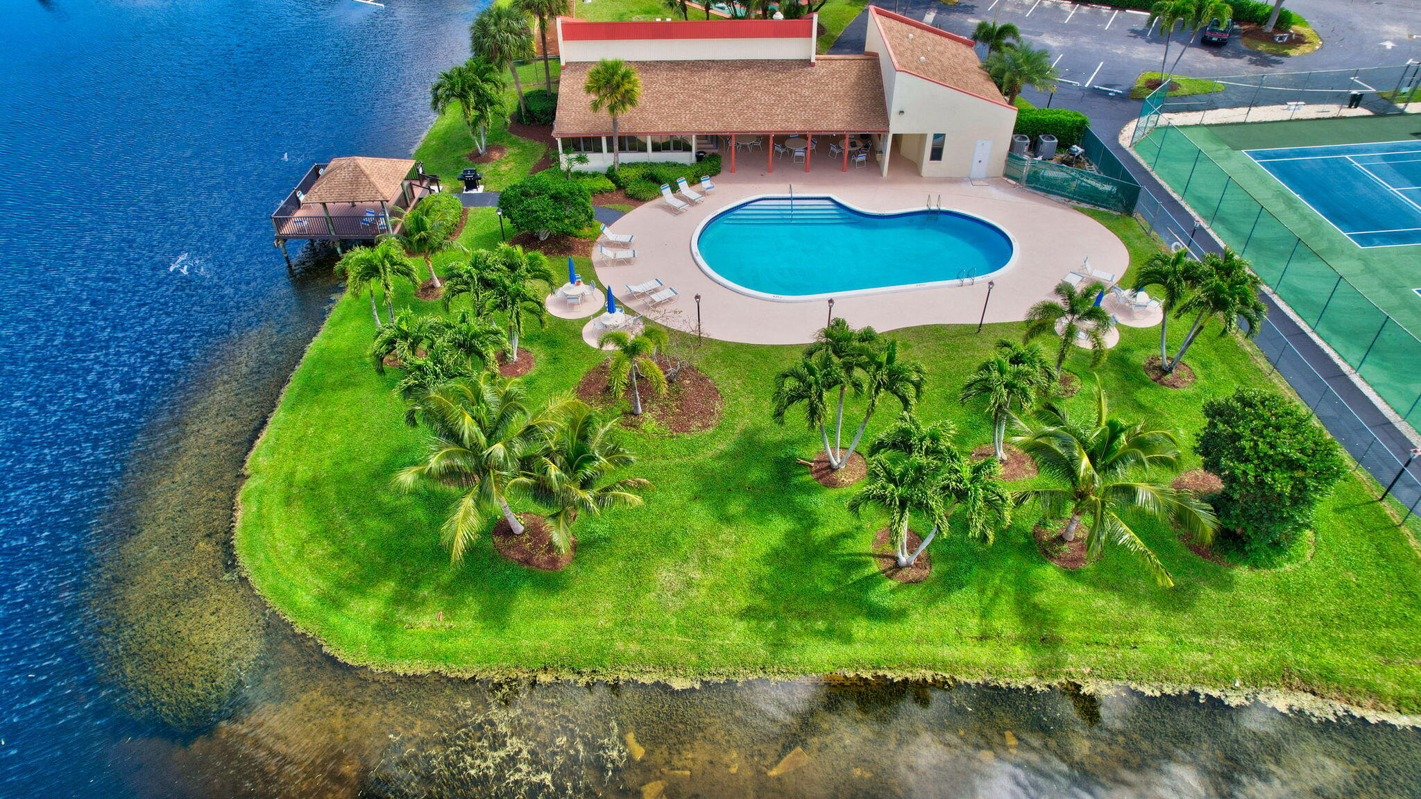 5846 Mirror Lakes Boulevard
